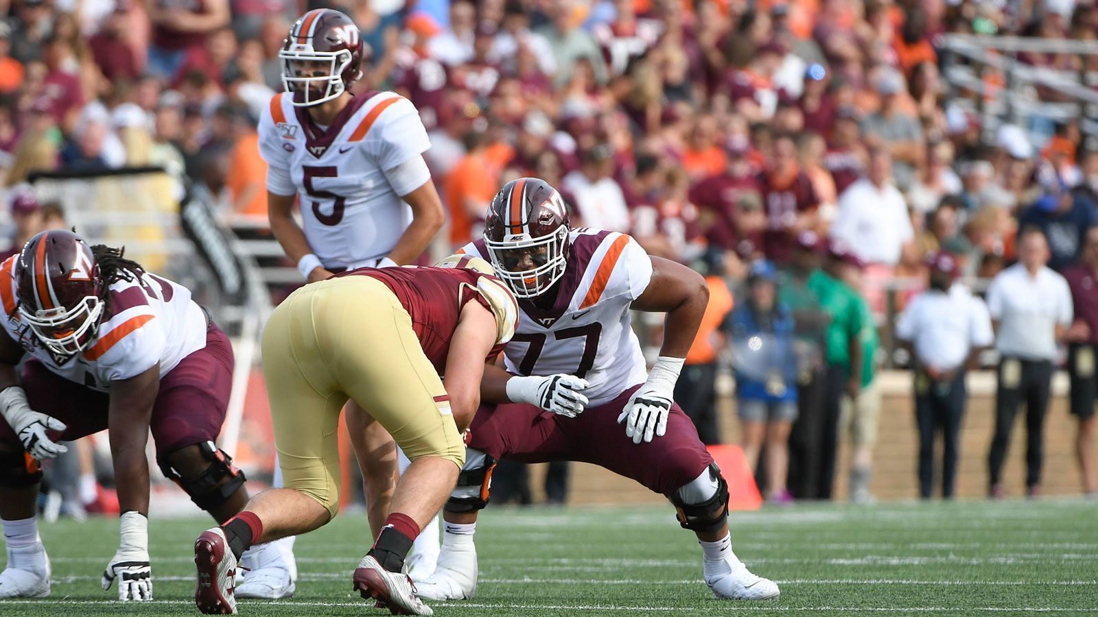 
                <strong>13. Pick - Los Angeles Chargers: Christian Darrisaw (OT, Virginia Tech)</strong><br>
                Einige College-Football-Spieler entschieden sich 2020 zu pausieren. Nicht so Christian Darrisaw (re.), der in der Saison 2020 so richtig durchstartete. Als ehemaliger 3-Sterne-Rekrut nicht zur Creme-de-la-Creme gehörend, spielte sich der 1,95 Meter große und rund 160 Kilogramm schwere Athlet in die Köpfe und Herzen der NFL-Scouts und zeigte mit überzeugendem Spiel auf der Position des Left Tackle, was in ihm steckt. Die Los Angeles Chargers brauchen einen Lineman, auf den der ebenfalls junge Justin Herbert bauen und vertrauen kann und der ist mit dieser Kämpfernatur gefunden.
              