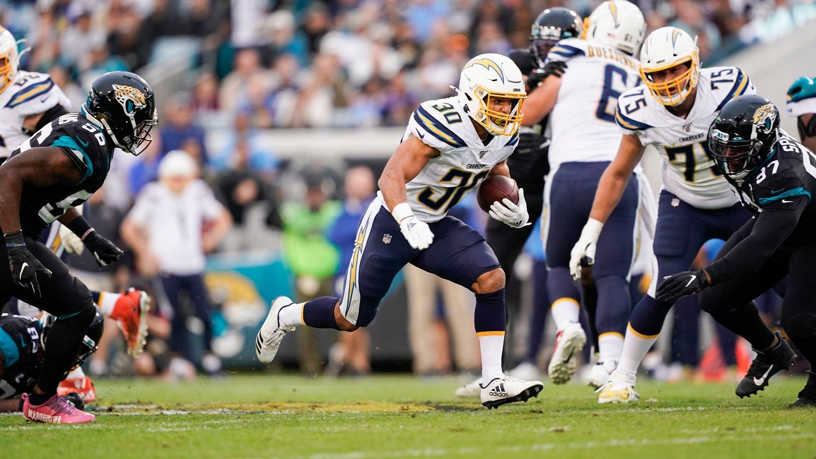 
                <strong>Running Back: Austin Ekeler</strong><br>
                Austin Ekeler, Running Back der Los Angeles Chargers, lief gegen die Jacksonville Jaguars für 101 Yards. Zudem erzielte der 24-Jährige, der 2017 als Undrafted Free Agent bei den Chargers unterschrieb, beim 45:10-Erfolg in Florida einen Touchdown durch die Luft.Gesamtpunktzahl: 27
              