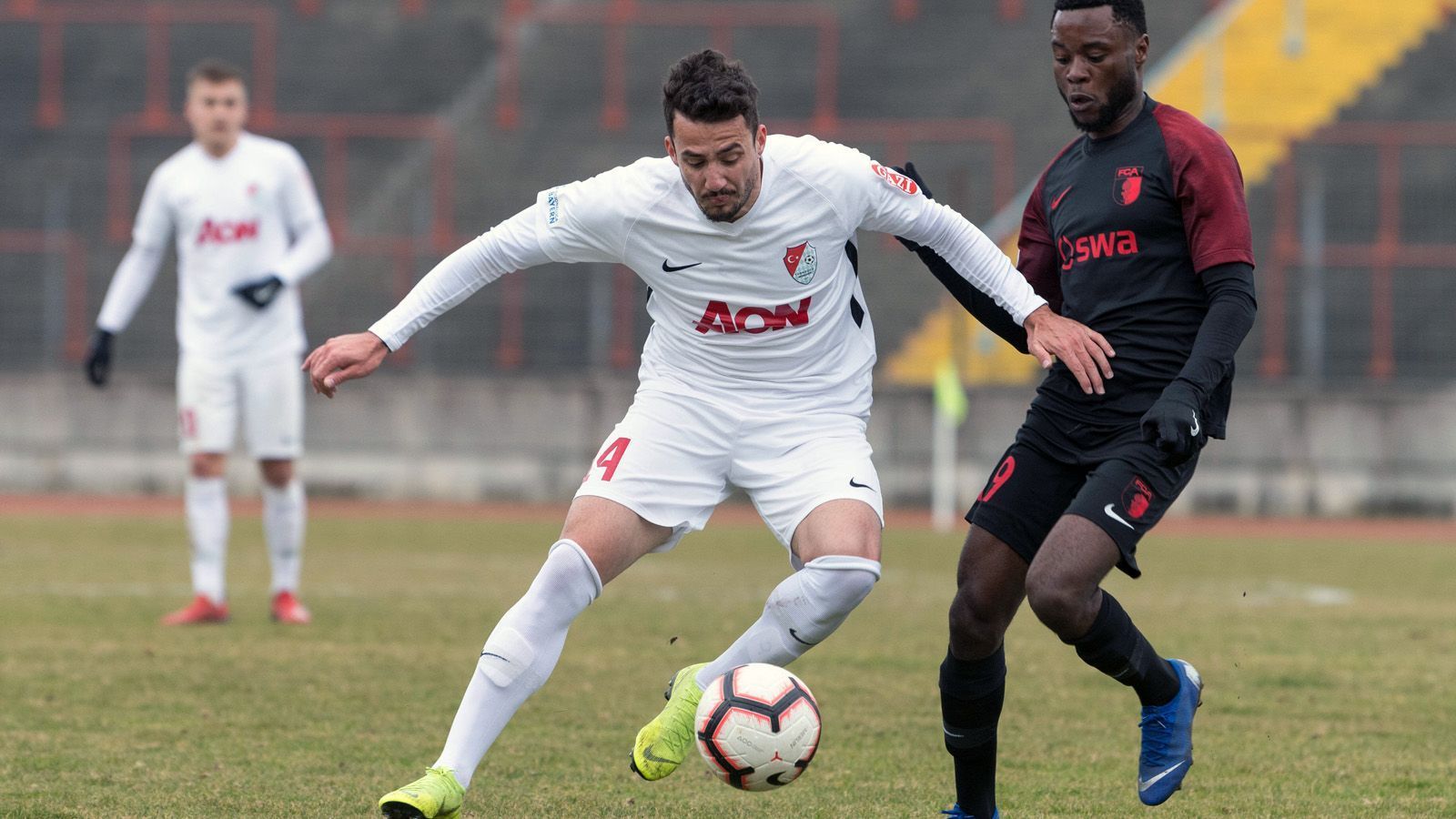 
                <strong>Türkgücü München (Aufsteiger aus der Regionalliga Bayern)</strong><br>
                Das dritte Jahr, der dritte Aufstieg. Seit 2018 ging es für Türkgücü München in jedem Jahr eine Liga nach oben und nun sind die Bayern in der 3. Liga angekommen. Mit 54 Punkten nach 23 Spielen schafften der frühere Bundesliga-Profi Sercan Sararer (li.) und seine Kollegen den Durchmarsch in die dritthöchste Spielklasse. Trotz der vorzeitig wegen der Corona-Pandemie abgebrochenen Saison hat das Team von Trainer Reiner Maurer einen beachtlichen Vorsprung von neun Punkten herausarbeiten können. Aber: Für Maurer geht es nach dem Aufstieg in die 3. Liga nicht weiter. Statt des früheren 1860-Coaches kommt mit Alexander Schmidt ein anderer Ex-Coach der "Löwen", der zuletzt in Österreichs Bundesliga den SKN St. Pölten trainierte. Wie Türkgücü mitteilte, wird der Drittliga-Neuling seine Heimspiele in Würzburg austragen. In der Regionalliga war Türkgücüs Heimstätte noch in Heimstetten.
              