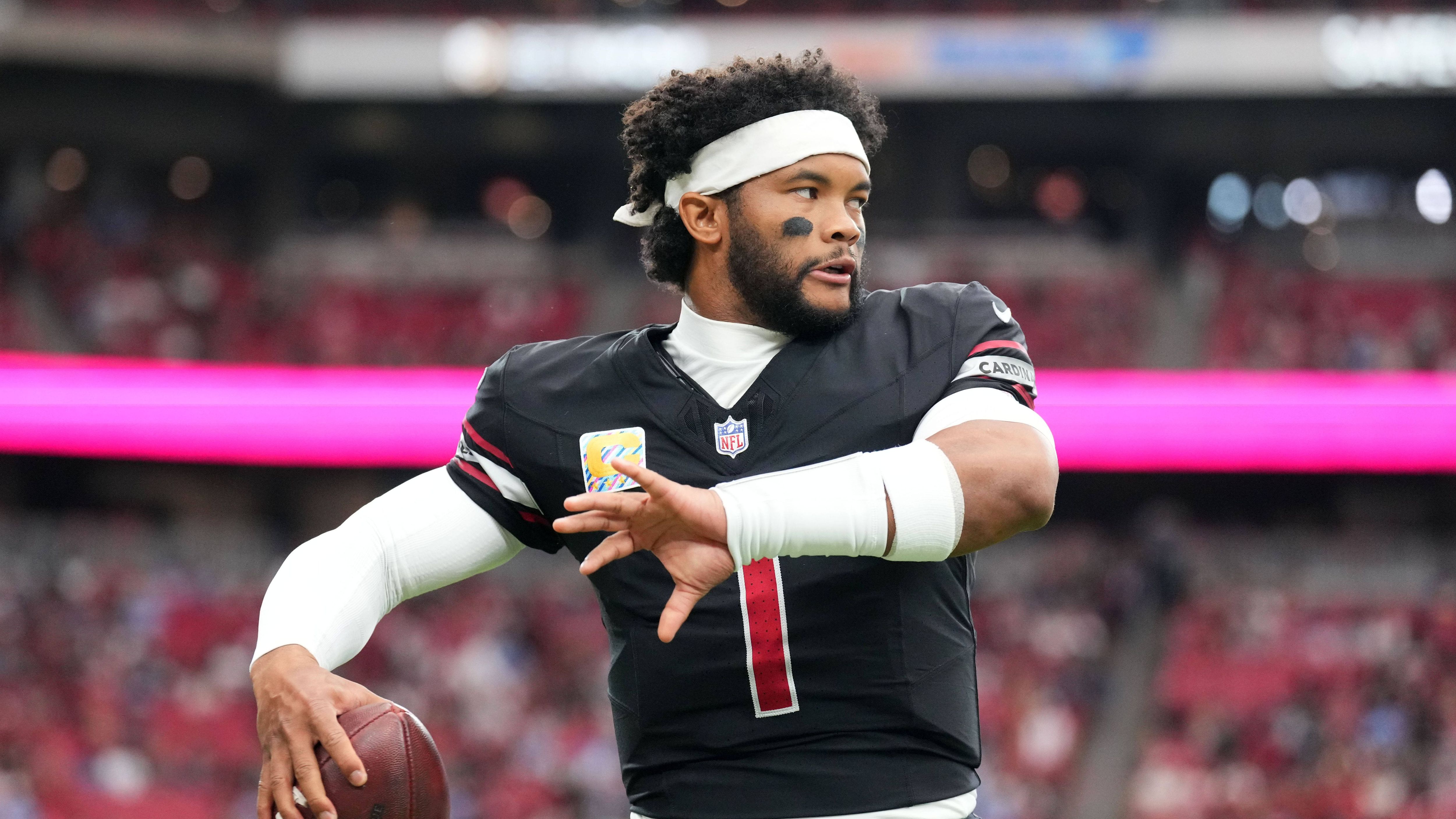 <strong>Kyler Murray (Arizona Cardinals)</strong><br><em>Cardinals-Quarterback Kyler Murray landet mit einer Fußverletzung auf der Injured Reserve List. Das bestätigte Head Coach Jonathan Gannon. Dabei gehe es in erster Linie darum, dass Murray "vollständig gesund" werde, erklärte der Coach. Murray hatte aus dem Grund bereits die letzten drei Spiele pausiert und wurde durch Backup Jacoby Brissett ersetzt. Durch die IR wird Murray mindestens vier weitere Wochen fehlen.</em>