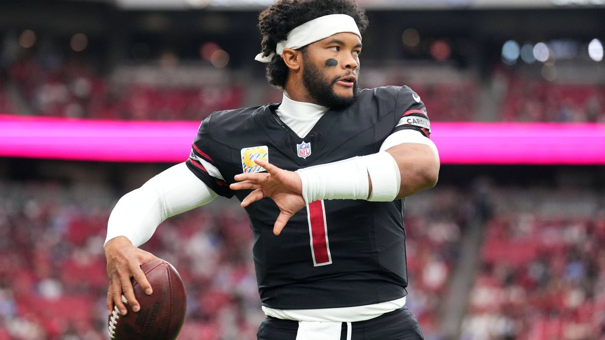 NFL, American Football Herren, USA Tennessee Titans at Arizona Cardinals Oct 5, 2025; Glendale, Arizona, USA; Arizona Cardinals quarterback Kyler Murray (1) warms up before their game against the T...