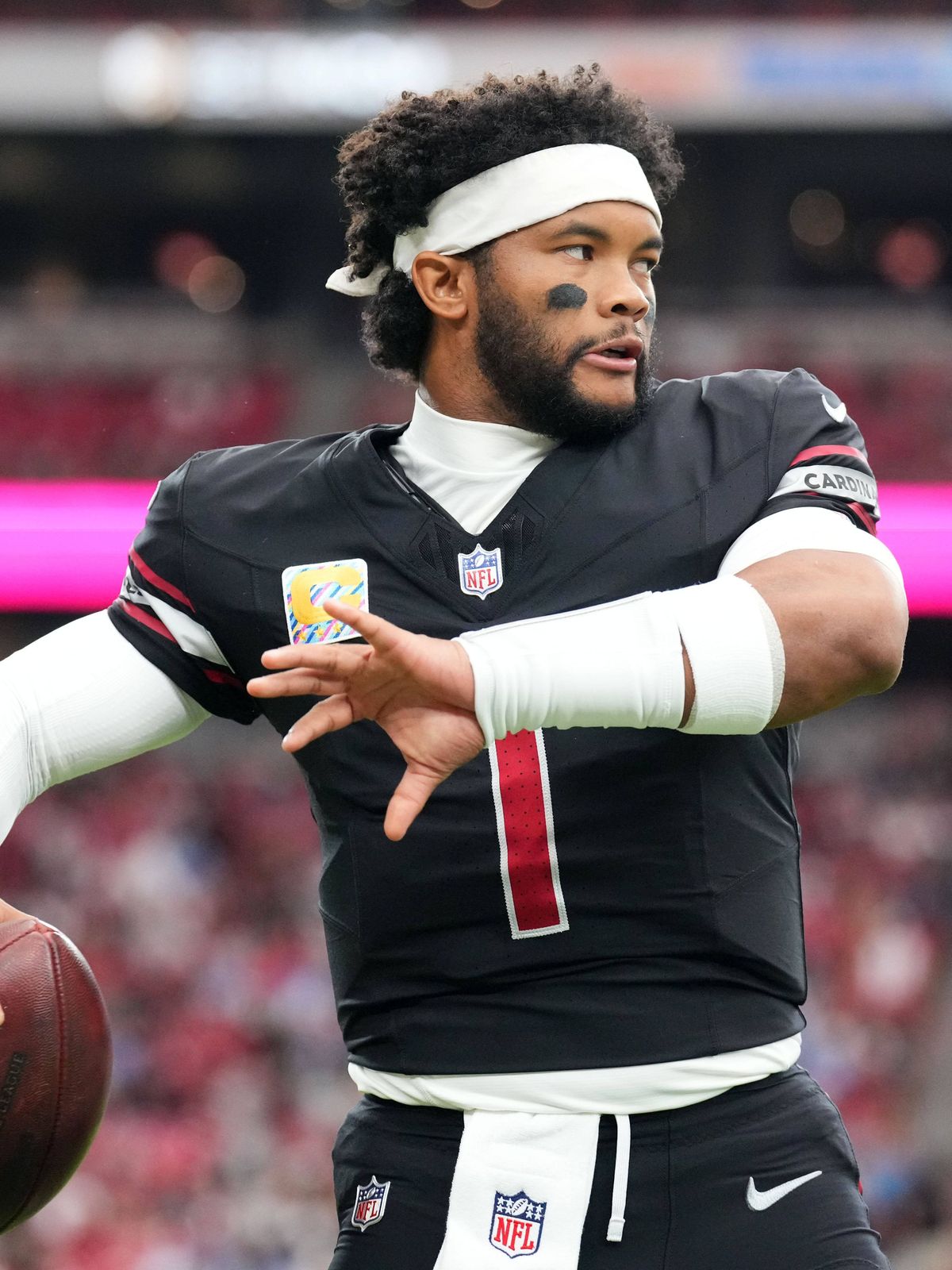 NFL, American Football Herren, USA Tennessee Titans at Arizona Cardinals Oct 5, 2025; Glendale, Arizona, USA; Arizona Cardinals quarterback Kyler Murray (1) warms up before their game against the T...