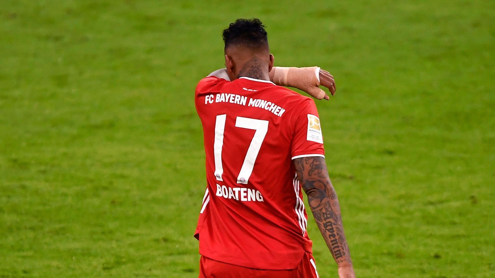 
                <strong>Jerome Boateng</strong><br>
                Unterbindet den ein oder anderen Konter und beweist in der Spieleröffnung gutes Auge mit langen Pässen in die Tiefe. Gewinnt seine Zweikämpfe, wenn er richtig steht. Immer mal wieder zu langsam in der Rückwärtsbewegung, rettet kurz nach der Pause aber mit einem seltenen Sprint übers halbe Feld in letzter Sekunde. Lässt sich in der Schlussphase von Sargent austanzen, so dass Goretzka retten muss. ran-Note: 3
              