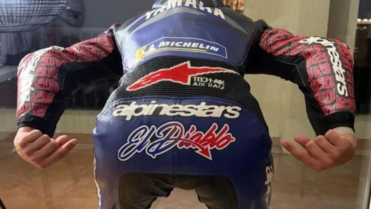 Lando Norris posiert im MotoGP-Rennanzug