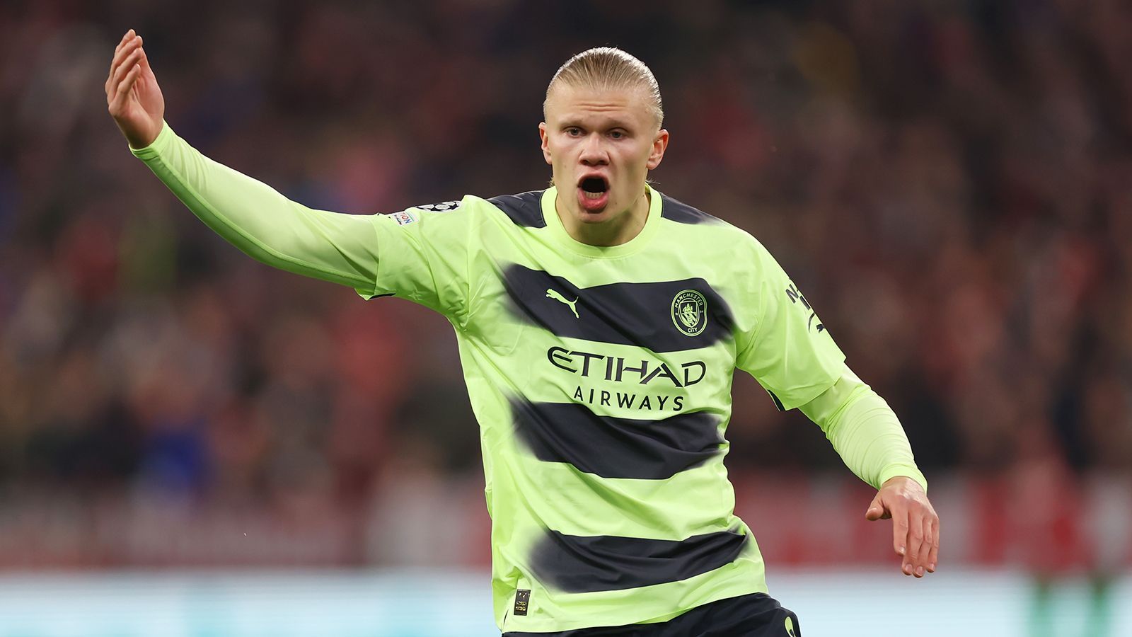 
                <strong>Erling Haaland (Manchester City)</strong><br>
                Viel unterwegs, aber zunächst ungefährlich, da Upamecano meist die Oberhand behält.  Vergibt dann die große Chance zur Führung, als er den Handelfmeter übers Tor schießt (37.). Aber der Torjäger lässt sich davon nicht beeinflussen und bezwingt Sommer dann nach 57 Minuten zum 1:0, nachdem er vorher noch mehrfach am Schweizer gescheitert war. Geht nach dem 1:1 für Alvarez vom Platz (84.). ran-Note: 3
              