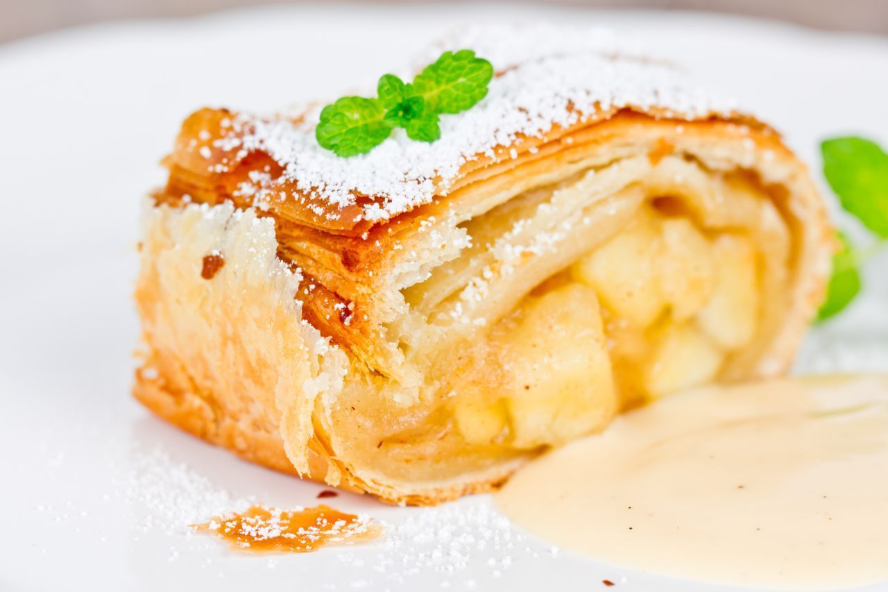 Apfelstrudel: Geht schnell und schmeckt auch mit Fallobst. Einfach Blätterteig mit Apfelstücken, Rosinen und Zimt füllen, backen und mit Vanille-Eis oder einer Vanille-Creme servieren.