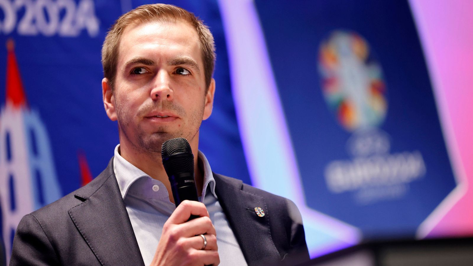 
                <strong>Philipp Lahm</strong><br>
                Der frühere Weltmeister Philipp Lahm ist derzeit Chef des Organisations-Komitees für die EM 2024 in Deutschland. Verlässt er diese Position, um direkt beim DFB einen sportlichen Neuanfang nach dem WM-Debakel einzuleiten? Das ist wohl eher nicht denkbar, Lahm hat offenbar kein Interesse an der möglichen Nachfolge von Oliver Bierhoff. Zuletzt äußerte Lahm stattdessen öffentlich Sorgen bezüglich eines guten Abschneidens Deutschlands bei der Heim-EM 2024, kritisierte nach dem WM-Aus in Katar unter anderem Bundestrainer Hansi Flick. 
              