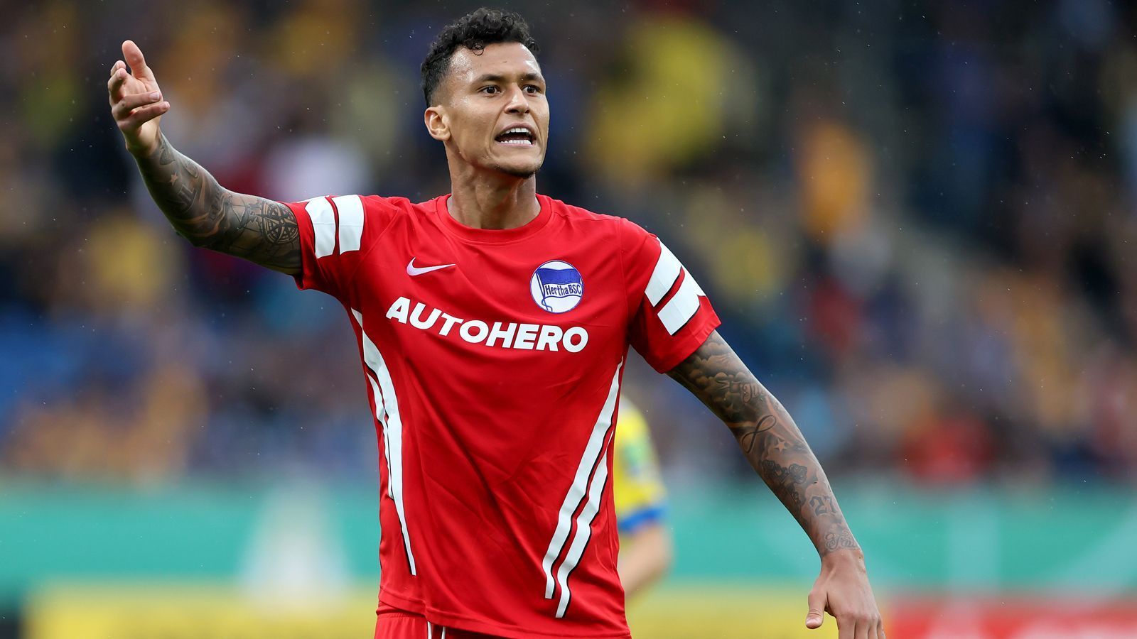 
                <strong>Davie Selke</strong><br>
                Gesprächsbereit bezüglich eines Abgangs soll sich die Hertha auch bei Stürmer Davie Selke zeigen. Der Vertrag des 27-Jährigen läuft nur noch bis 2023. In der Bundesliga stand Selke beim Saisonauftakt im Derby bei Union Berlin in der Startelf, gegen Frankfurt saß er zuletzt über die volle Distanz auf der Bank.
              