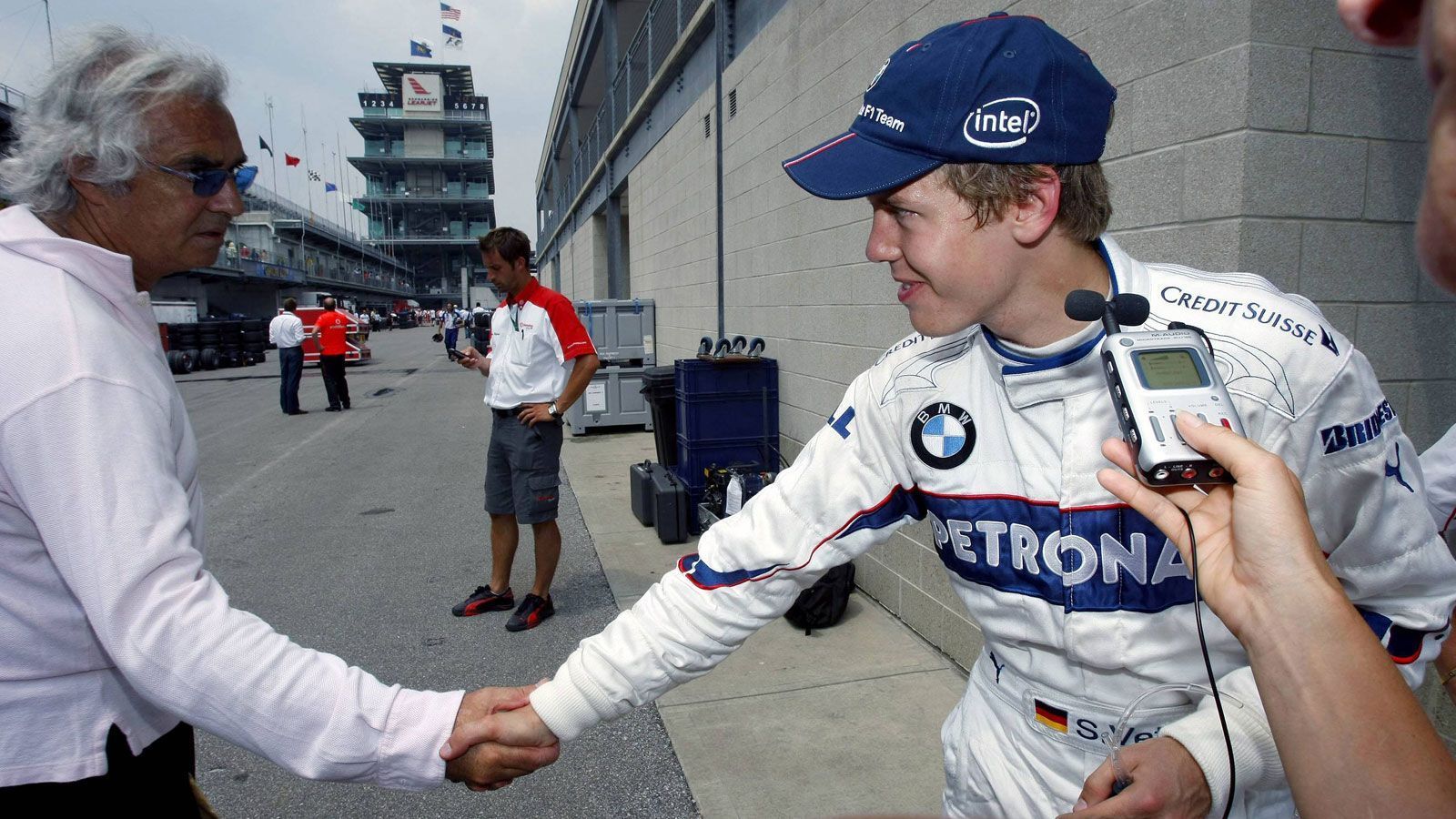 
                <strong>Sebastian Vettel (BMW-Sauber) - 2007</strong><br>
                Ein schwerer Unfall von Robert Kubica beim Großen Preis von Kanada öffnet 2007 die Tür für Sebastian Vettel. Schon damals gilt Vettel als zukünftiger Star. 2006 testet er bereits einen Formel 1-Boliden. Der Heppenheimer startet im legendären Oval von Indianapolis auf Rang sieben und holt mit Platz acht seinen ersten WM-Punkt - in beiden Kategorien ist Vettel damals der jüngste Formel 1-Fahrer der Geschichte. Vettel, der seit seinen Anfangsjahren im Motorsport von Energiedrinkhersteller Red Bull gesponsort wird, wechselt nach seinem Auftritt in den USA zu Toro Rosso und gewinnt 2008 in Monza seinen ersten Grand Prix - 52 weitere Siege und vier Weltmeistertitel folgen.
              