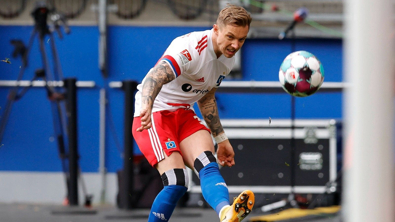 
                <strong>Sonny Kittel (Hamburger SV)</strong><br>
                Kommt für den Torschützen Glatzel ins Spiel. Bringt einen gefährlichen Freistoß auf Schonlau. Leitet den Führungstreffer durch Heyer ein und bereitet die Entscheidung durch Jatta vor. ran-Note: 2
              