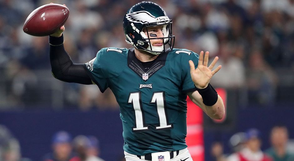 
                <strong>Carson Wentz</strong><br>
                Auch wenn die Philadelphia Eagles in Woche 9 gegen die New York Giants mit 23:28 verlieren, bleibt Eagles-Quarterback Carson Wentz zumindest ein Grund zum Jubeln. Denn der 23-Jährige stellt einen Rookie-Franchise-Rekord auf: So viele Passing Yards wie Wentz warf noch kein anderer Eagles-Quarterback in seiner Debüt-Saison. Mit 1.890 Passing Yards verdrängt Wentz Nick Foles auf Platz zwei. Der 27-Jährige, der mittlerweile für die Kansas City Chiefs spielt, kam in seiner Rookie-Saison bei den Eagles (2012) auf 1.699 Passing Yards.
              