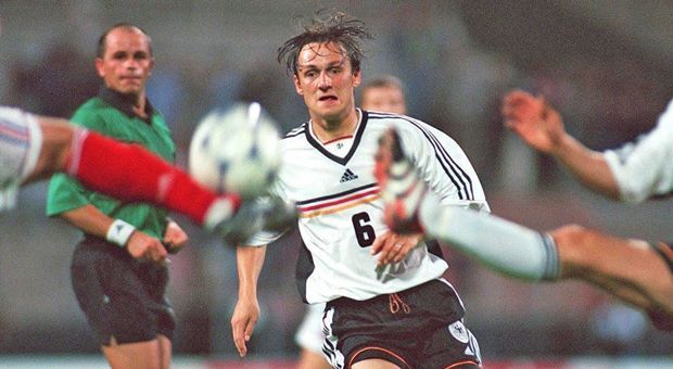 
                <strong>Mittelfeld: Heiko Gerber (VfB Stuttgart)</strong><br>
                Zwei A-Länderspiele bestritt Heiko Gerber in seiner Karriere - beide beim Confed Cup 1999 in Mexiko, mit bereits 27 Jahren, kurz nach seinem Wechsel vom 1. FC Nürnberg zum VfB Stuttgart. Mit den Schwaben sollte Gerber acht Jahre später die deutsche Meisterschaft gewinnen, mit der DFB-Elf gewann er in Mexiko indes keinen Blumentopf.
              