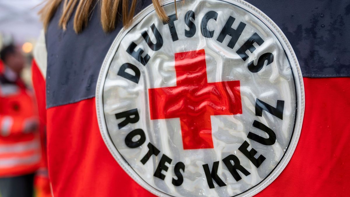 Eine Ehrenamtliche Mitarbeiterin des Deutschen Roten Kreuz (DRK) trägt zu Beginn des «Fackellaufs nach Solferino» eine Jacke mit dem Logo vom DRK 275007970