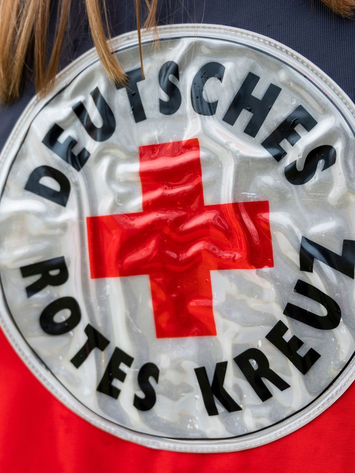 Eine Ehrenamtliche Mitarbeiterin des Deutschen Roten Kreuz (DRK) trägt zu Beginn des «Fackellaufs nach Solferino» eine Jacke mit dem Logo vom DRK 275007970