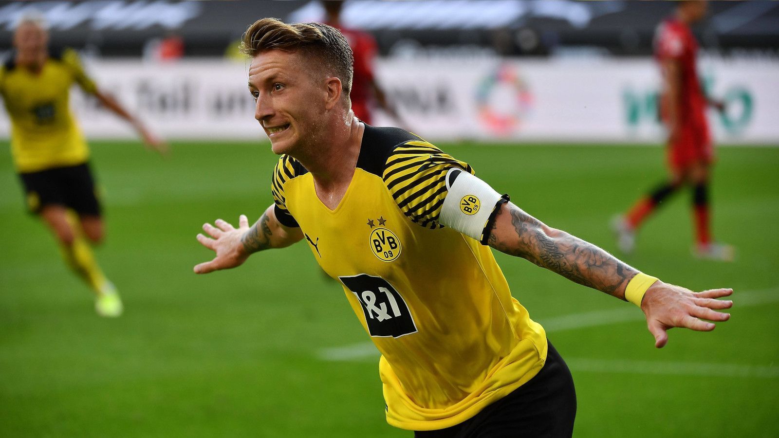 
                <strong>Marco Reus</strong><br>
                Der Kapitän präsentiert sich in herausragender Frühform. Ist auf dem Rasen omnipräsent, macht das 1:0 selbst und bereitet dann das 2:1 durch Erling Haaland mit vor. Trifft kurz vor der Halbzeit sogar noch einmal zum vermeintlichen 4:1 – doch der Videoschiedsrichter nimmt den Treffer zurück, weil der Ball zuvor wohl schon im Aus war. Dennoch ein bockstarker Auftritt. Egal wann es im Frankfurter Strafraum lichterloh brannte - Reus war beteiligt. Bundestrainer Hansi Flick wird sehr genau hingeschaut haben. Denn so, ist Reus IMMER ein Thema für die deutsche Nationalmannschaft. ran-Note: 1
              