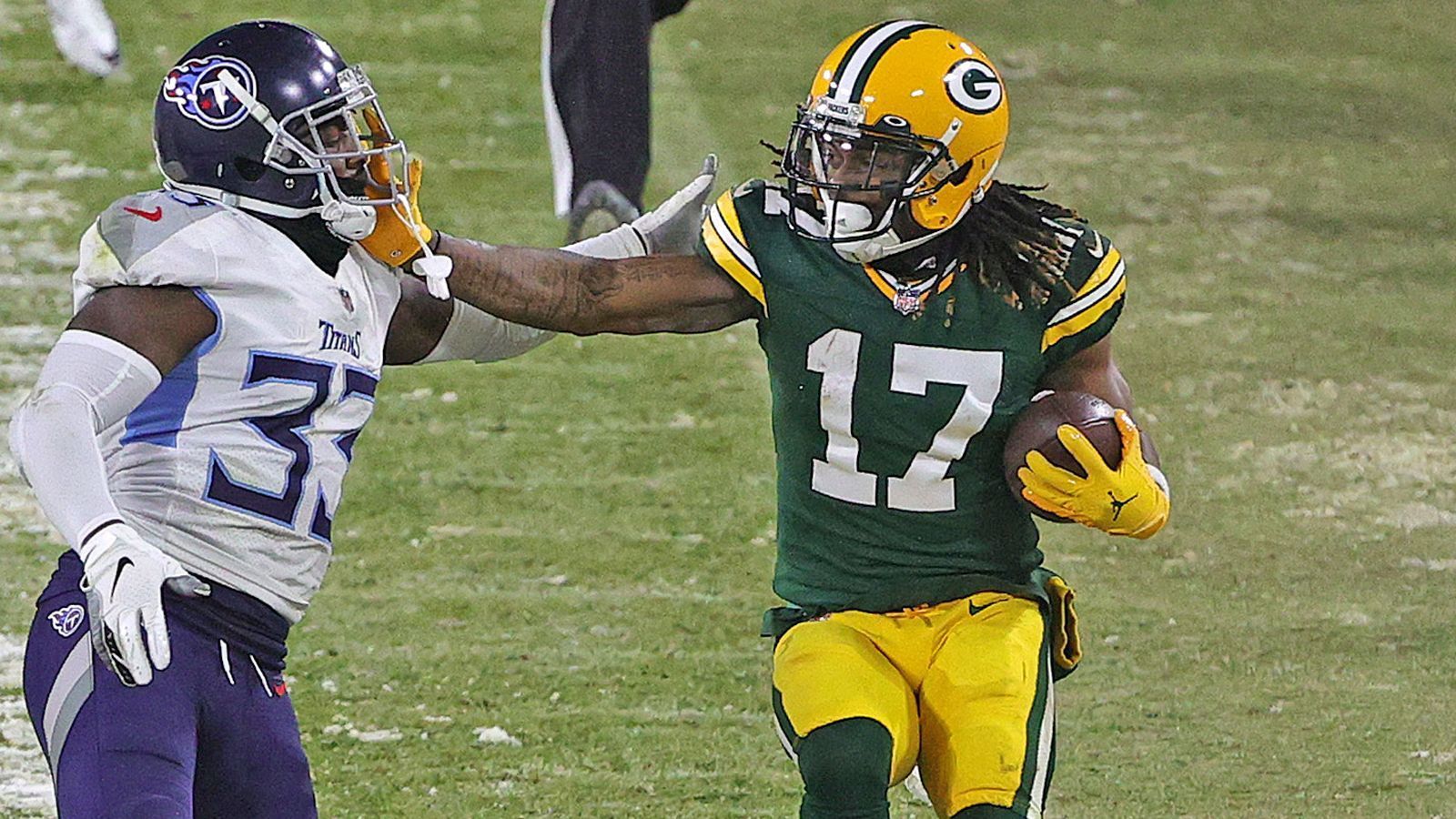 
                <strong>Wide Receiver: Davante Adams (Green Bay Packers)</strong><br>
                Einen großen Anteil an Aaron Rodgers' grandioser Saison hatte sein Lieblingsreceiver. Davante Adams stellte mit 115 Receptions und 18 Touchdowns zwei Packers-Rekorde ein beziehungsweise auf. 18 TDs und 98,1 Yards pro Spiel sind zudem Ligabestwerte. Wenn man jetzt noch bedenkt, dass der 28-Jährige zweieinhalb Partien verletzt verpasste, sind diese Zahlen geradezu grotesk. Adams ist der beste Receiver der NFL (oder?).
              