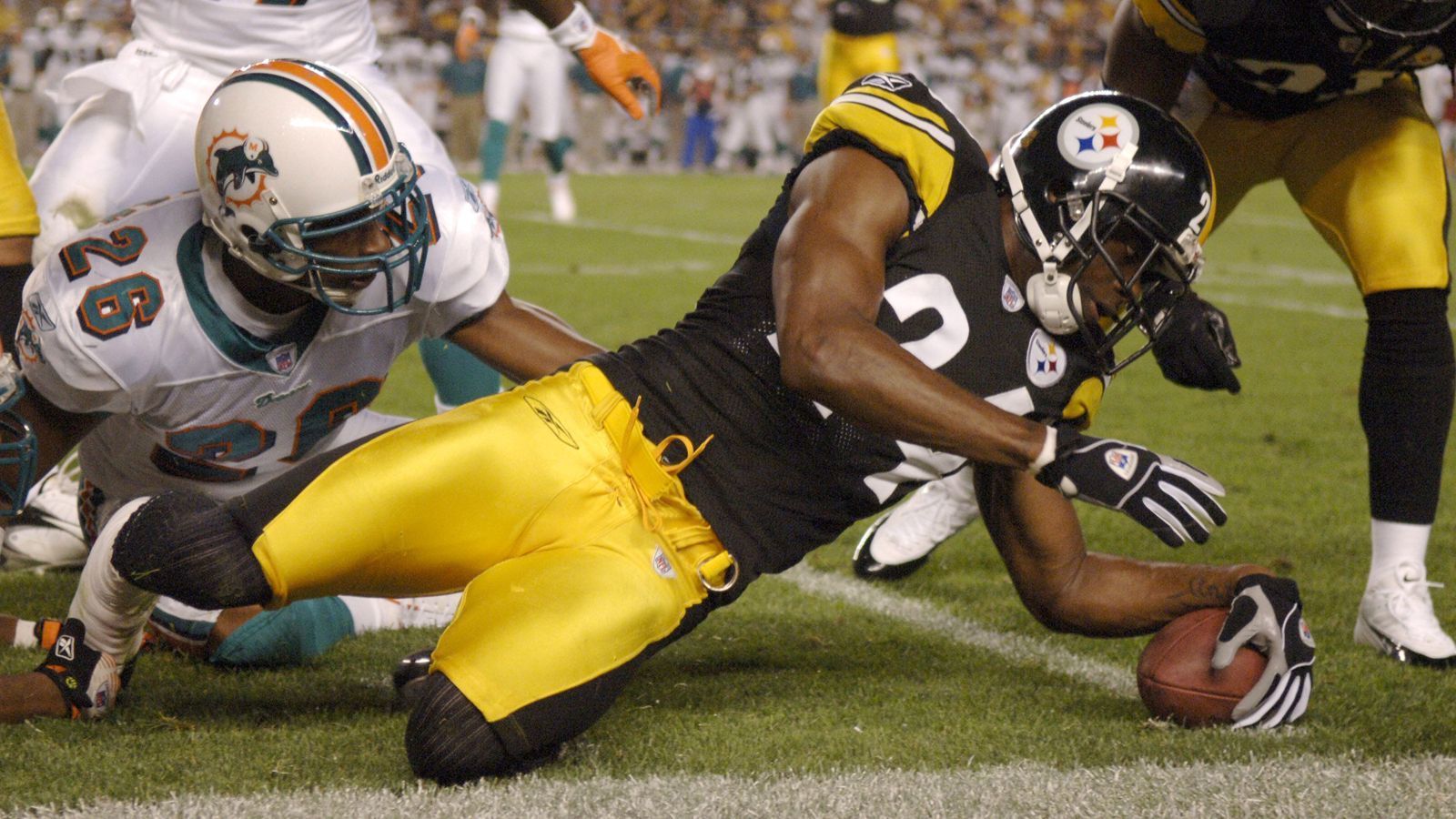 
                <strong>2006 im Heinz Field: Miami Dolphins @ Pittsburgh Steelers 17:28</strong><br>
                Beim überzeugenden Auftakt-Sieg der Pittsburgh Steelers gegen die Miami Dolphins stand neben Quarterback Charlie Batch vor allem Running Back Willie Parker mit 115 Rushing Yards im Mittelpunkt. Auf der anderen Seite erlebte Daunte Culpepper mit 262 Yards und zwei Interceptions einen schlechteren Abend.
              