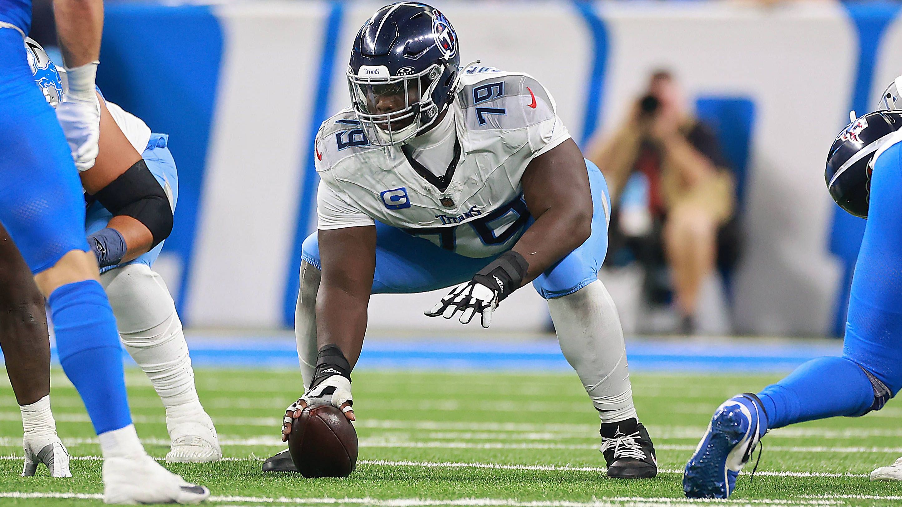 <strong>Lloyd Cushenberry (Tennessee Titans)</strong><br>Titans-Center Lloyd Cushenberry hat sich im Spiel gegen die Patriots wohl die Achillessehne gerissen und würde damit für die restliche Saison ausfallen. Der Offense-Star hatte erst in der Offseason einen Vierjahresvertrag in Höhe von 50 Millionen US-Dollar unterschrieben. Daniel Brunskill wird ihn wohl ersetzen.