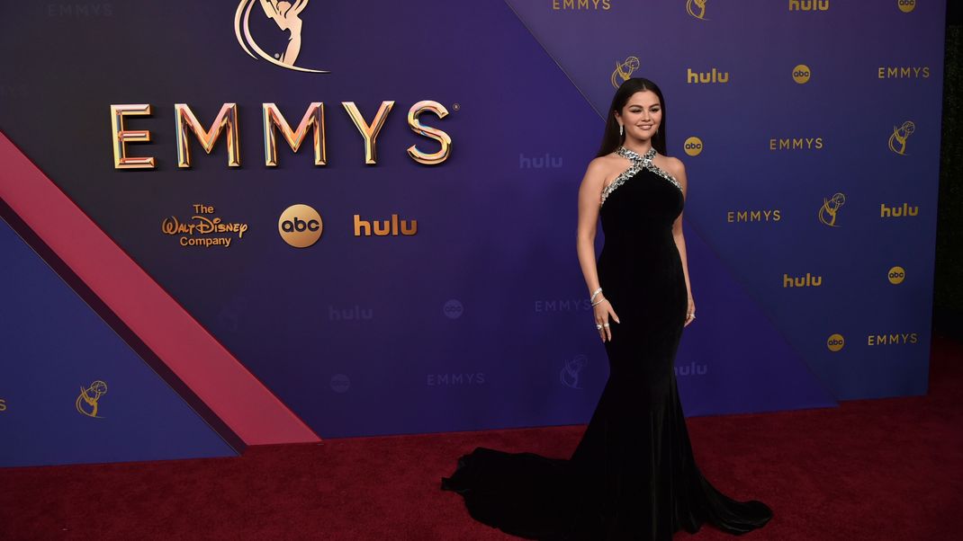 Ein Traum in Schwarz: Selena Gomez bei den Emmys 2024.