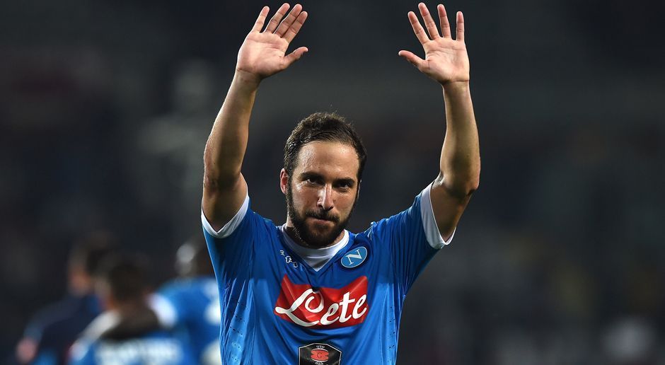 
                <strong>Gonzalo Higuain (Zugang Juventus Turin)</strong><br>
                Gonzalo Higuain (Zugang Juventus Turin): Der italienische Serienmeister verstärkt sich äußerst prominent. Wie General Manager Beppe Marotta "Sportitalia" erklärte, ist der Transfer von Gonzalo Higuain von Neapel nach Turin durch: "Alles ist erledigt. Wir haben Higuains Vertrag bereits bei der Liga registriert." Die Serie A hat den Transfer ebenfalls bestätigt. Die Ablösesumme soll sich auf sagenhafte 90 Millionen Euro belaufen. Nur Real Madrid zahlte für Cristiano Ronaldo und Gareth Bale mehr, der Higuain-Deal ist der drittteuerste Transfer in Fußballgeschichte.
              