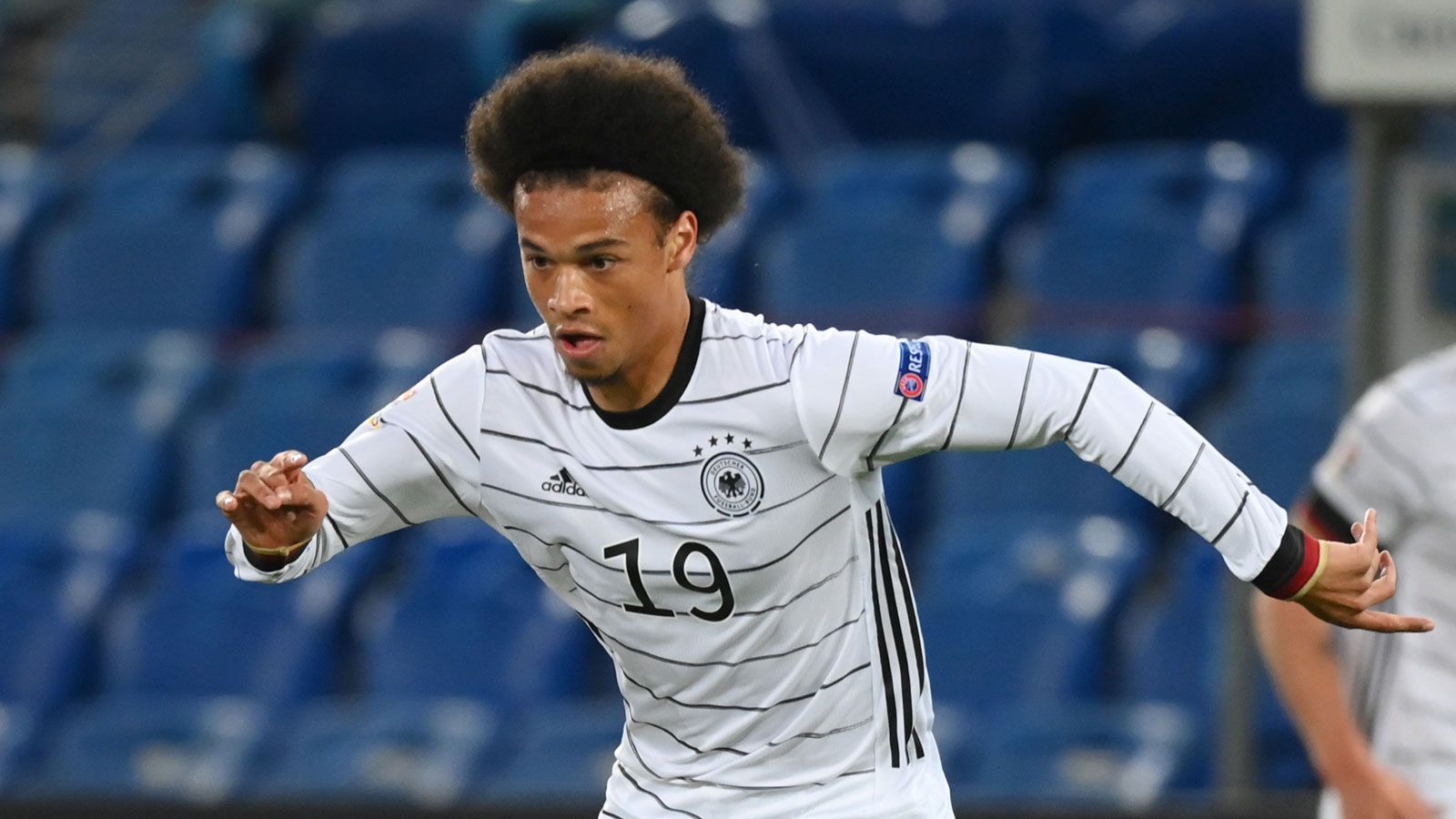 
                <strong>Linksaußen: Leroy Sané (FC Bayern München)</strong><br>
                Nach langer Verletzungspause wieder auf dem besten Weg zu alter Form. Im Eins-gegen-Eins kaum zu stoppen und seine schnellen Vorstöße bringen immer wieder Gefahr für das gegnerische Tor. Mit ihm werden die Ukrainer ihre Mühe haben. Kann mit Gnabry immer wieder mal die Seiten wechseln, was die ukrainischen Hintermänner noch mehr verwirren dürfte.
              