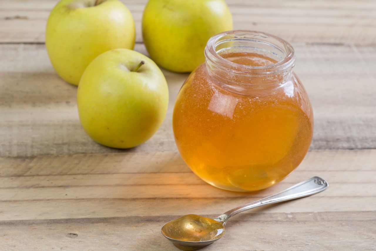 Apfelgelee: Ein leckerer Brotaufstrich, den du ruckzuck fertig hast. Dafür brauchst du nur Äpfel, Gelierzucker (Verhältnis 2:1) und etwas Zitronensaft.