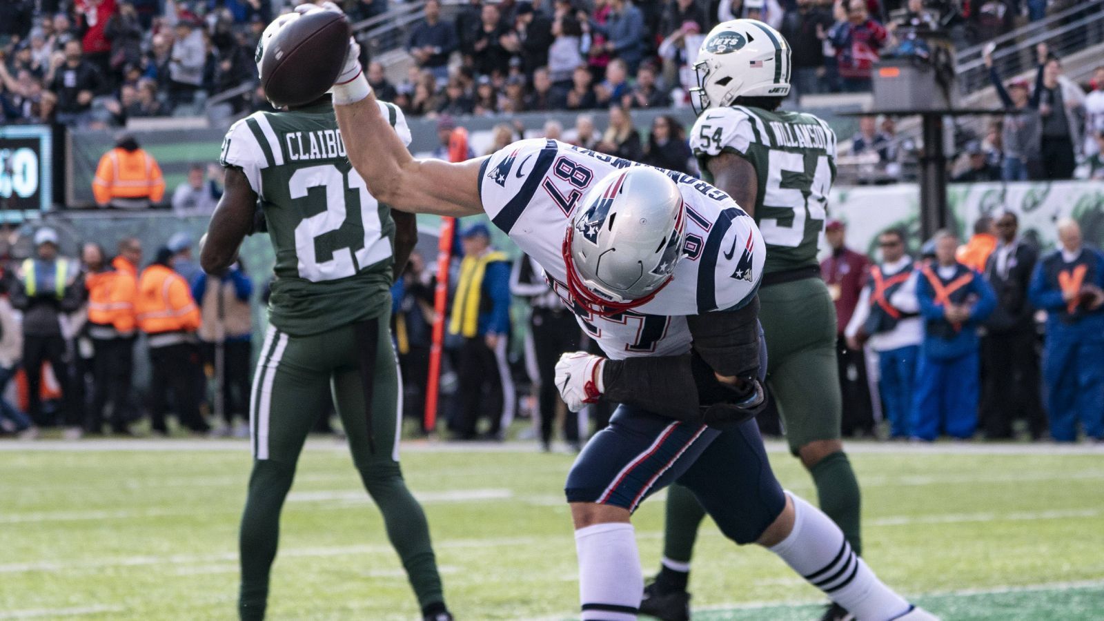 
                <strong>Meiste Touchdowns während seiner aktiven Zeit</strong><br>
                2010 wurde Rob Gronkowski von der Arizona State University zu den New England Patriots gedraftet, die in der zweiten Runde extra für ihn hochtradeten. Seitdem hat kein Spieler mehr Receiving Touchdowns erzielt als "Gronk", nämlich 92. Und das, obwohl er die Saison 2019 aussetzte, weil er schon einmal seinen Rücktritt bekannt gab.
              