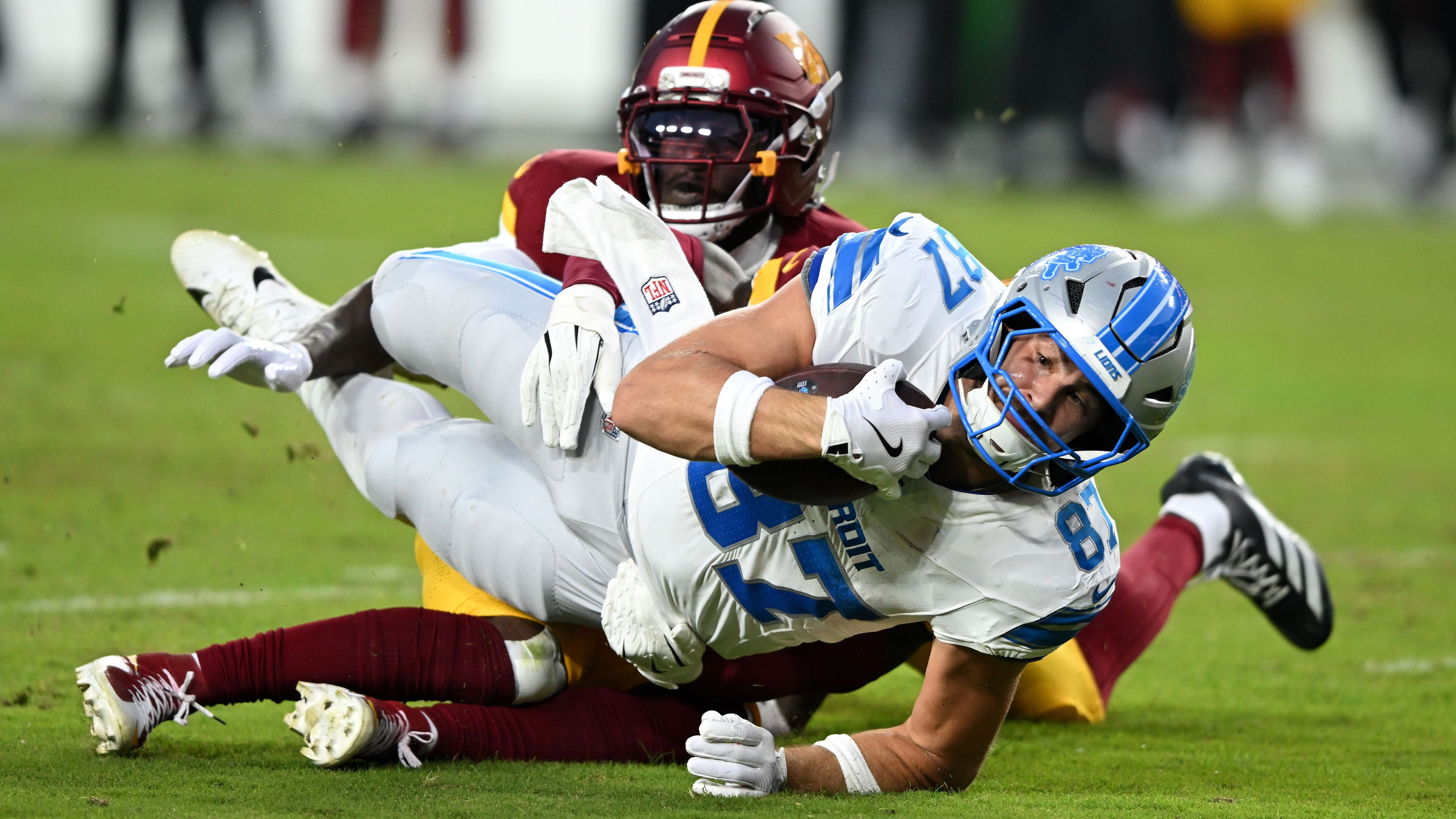 <strong>Sam LaPorta (Detroit Lions)</strong><br>Tight End Sam LaPorta wird den Lions mit an Sicherheit grenzender Wahrscheinlichkeit in dieser Saison nicht mehr zur Verfügung stehen. "Ich denke, die Chance ist sehr, sehr gering", sagte Head Coach Dan Campbell. LaPorta hatte sich im Spiel gegen Washington Anfang November verletzt und ist bereits am Rücken operiert worden. Mit ihm verlieren die Lions einen ihrer besten Offensivspieler.