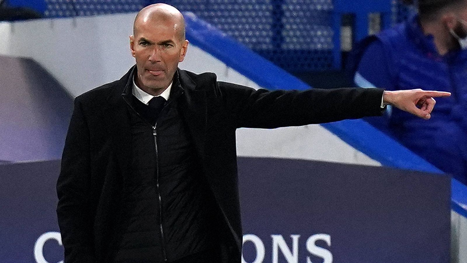 <strong>Zinedine Zidane</strong><br>
                Kaum ein freier Trainer kann es mit der Vita von Zinedine Zidane aufnehmen. Mit Real Madrid holte er drei Mal in Folge die Champions League und gewann zwei spanische Meisterschaften. Seit mittlerweile zweieinhalb Jahren ist der Weltmeister von 1998 ohne Verein. Als mögliche Stationen wurden immer wieder Paris St. Germain und die französische Nationalmannschaft genannt.
