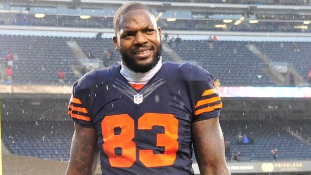 
                <strong>Martellus Bennett (Chicago Bears -> New England Patriots)</strong><br>
                Die New England Patriots haben Martellus Bennett von den Chicago Bears verpflichtet und bekommen noch einen Sechstrundenpick oben drauf. Im Gegenzug erhalten die Bears einen Viertrundenpick von den Patriots. Der 1,98 Meter große Tight End gibt Tom Brady neben Rob Gronkowski ein weiteres großes Ziel für die Red Zone.
              