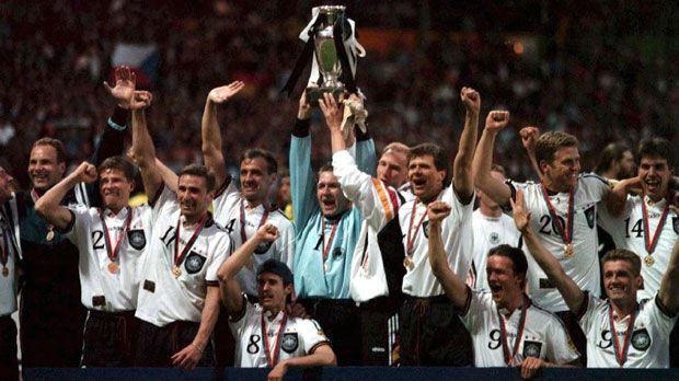 
                <strong>Rekordsieger Deutschland</strong><br>
                Rekordsieger Deutschland: Deutschland ist gemeinsam mit Spanien Rekordsieger. Beide wurden je dreimal Europameister. Die deutsche Nationalmannschaft stemmte den EM-Pokal zuletzt 1996 in die Höhe. Das DFB-Team kann auch auf die meisten Finalteilnahmen zurückblicken. Insgesamt sechsmal endete die Reise erst im Endspiel.
              
