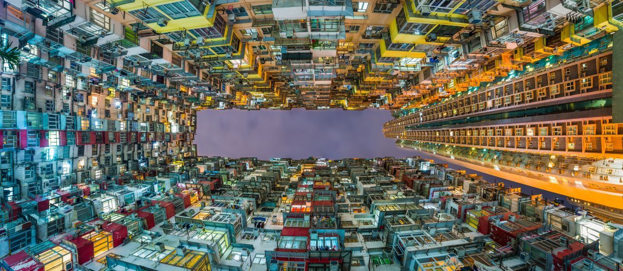 Jetzt wird's eng: In Ballungsräumen wie in Hongkong leben Menschen auf kleinstem Raum. Die Mieten sind teuer, der Raum begrenzt. In sogenannten "Sargzimmern" leben teils ganze Familien - auf 10 Quadratmetern.