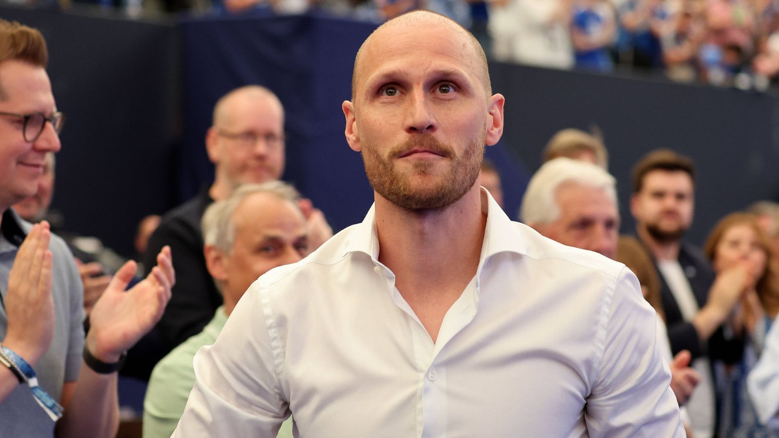 <strong>Benedikt Höwedes</strong><br>
                Auch Benedikt Höwedes musste seinen Herzensverein Schalke 04 verlassen und wechselte 2018 nach einer vorigen Leihe zu Juventus Turin zu Lok Moskau. Der Innenverteidiger spielte bei der WM 2014 auf der ungewohnten Linksverteidigerposition alle sieben Partien über die volle Spielzeit. Er ist einer von nur zehn Feldspielern in der Geschichte des DFB, die Weltmeister wurden, ohne eine einzige Minute verpasst zu haben. Mittlerweile ist er die Stimme der Champions League bei "Prime Video" an der Seite von Jonas Friedrich und wurde unlängst Ehrenspielführer bei Schalke 04.&nbsp;
