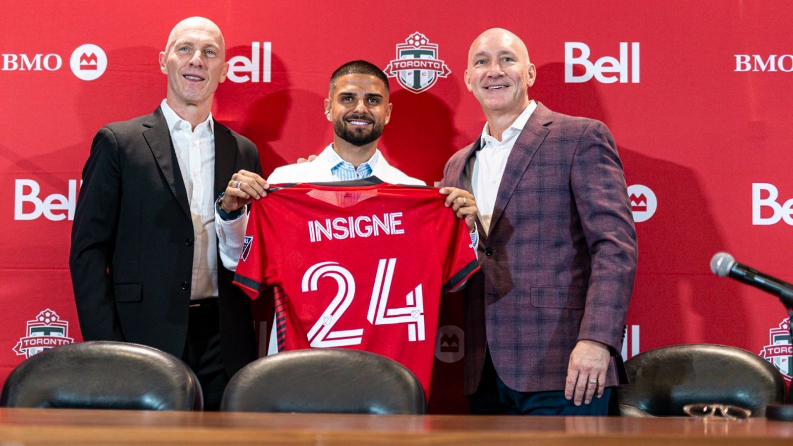 
                <strong>Lorenzo Insigne (Toronto FC)</strong><br>
                Mit dem langjährigen Neapel-Star Lorenzo Insigne bekam die MLS ein weiteres bekanntes Gesicht. Der Italiener, der ebenfalls mit der Nationalmannschaft im Sommer 2021 Europameister wurde, wechselte 2022 nach Toronto. In Kanada unterzeichnete der ehemalige Napoli-Angreifer einen Vertrag über vier Jahre. Als Gehalt werden in diversen Medienberichten zehn Millionen Euro jährlich genannt. "Dies ist ein historischer und aufregender Tag für unseren Verein", schwärmte Torontos Präsident Bill Manning: "Lorenzo ist ein Weltklasse-Angreifer in der Blüte seiner Karriere."
              