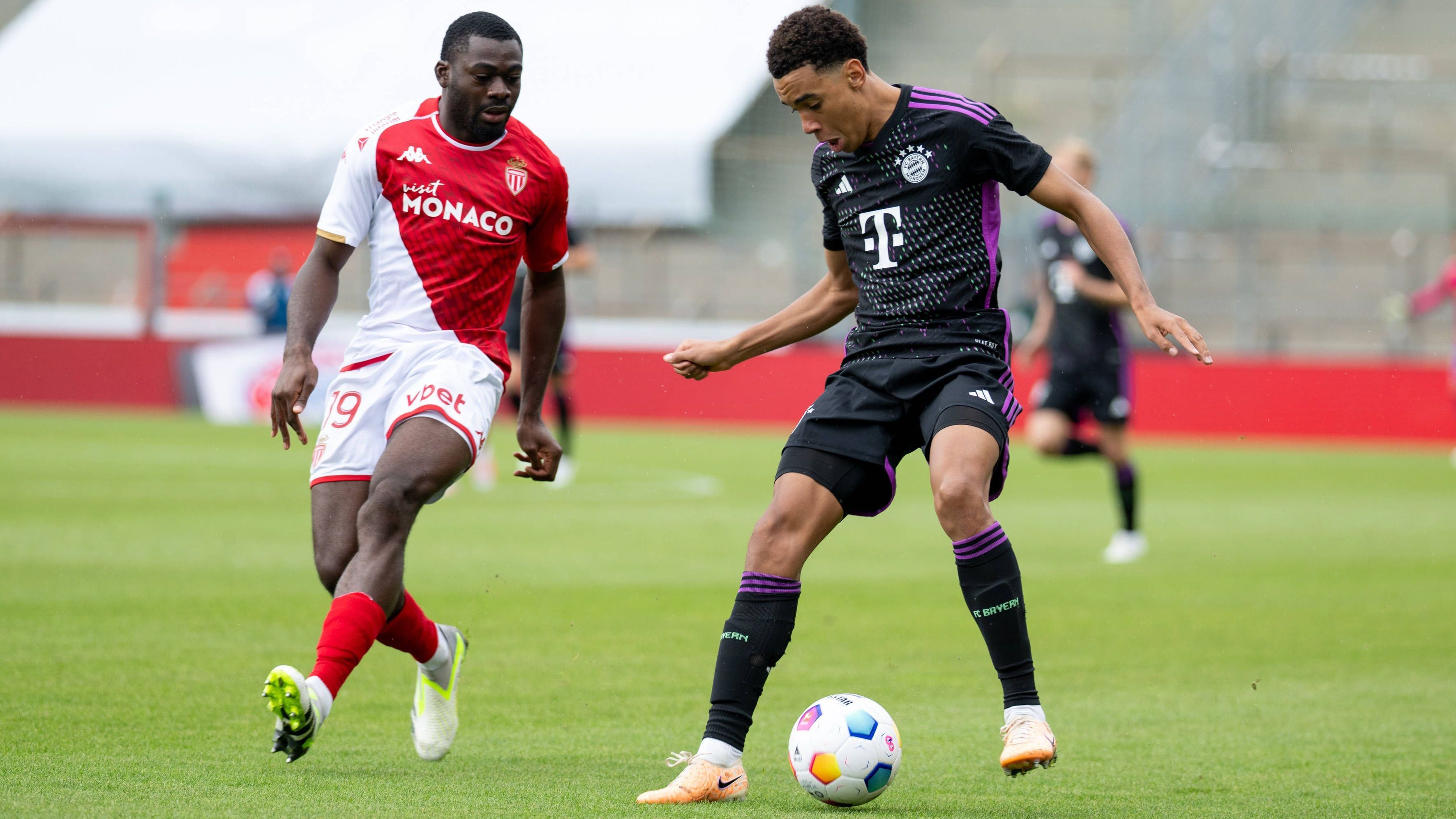 <strong>Jamal Musiala</strong><br>Ist der beste Mann auf dem Platz, von Anfang an aktiv und treibt das Spiel der Bayern stets an. Testet Monacos Keeper Köhn frühzeitig und ist oftmals nur durch Fouls zu stoppen. Krönt seinen guten Auftritt durch eine traumhafte Solo-Aktion zum zwischenzeitlichen 2:1 (42. Minute). Wird zur Halbzeit von Leroy Sane ersetzt. <strong>ran-Note: 1</strong>