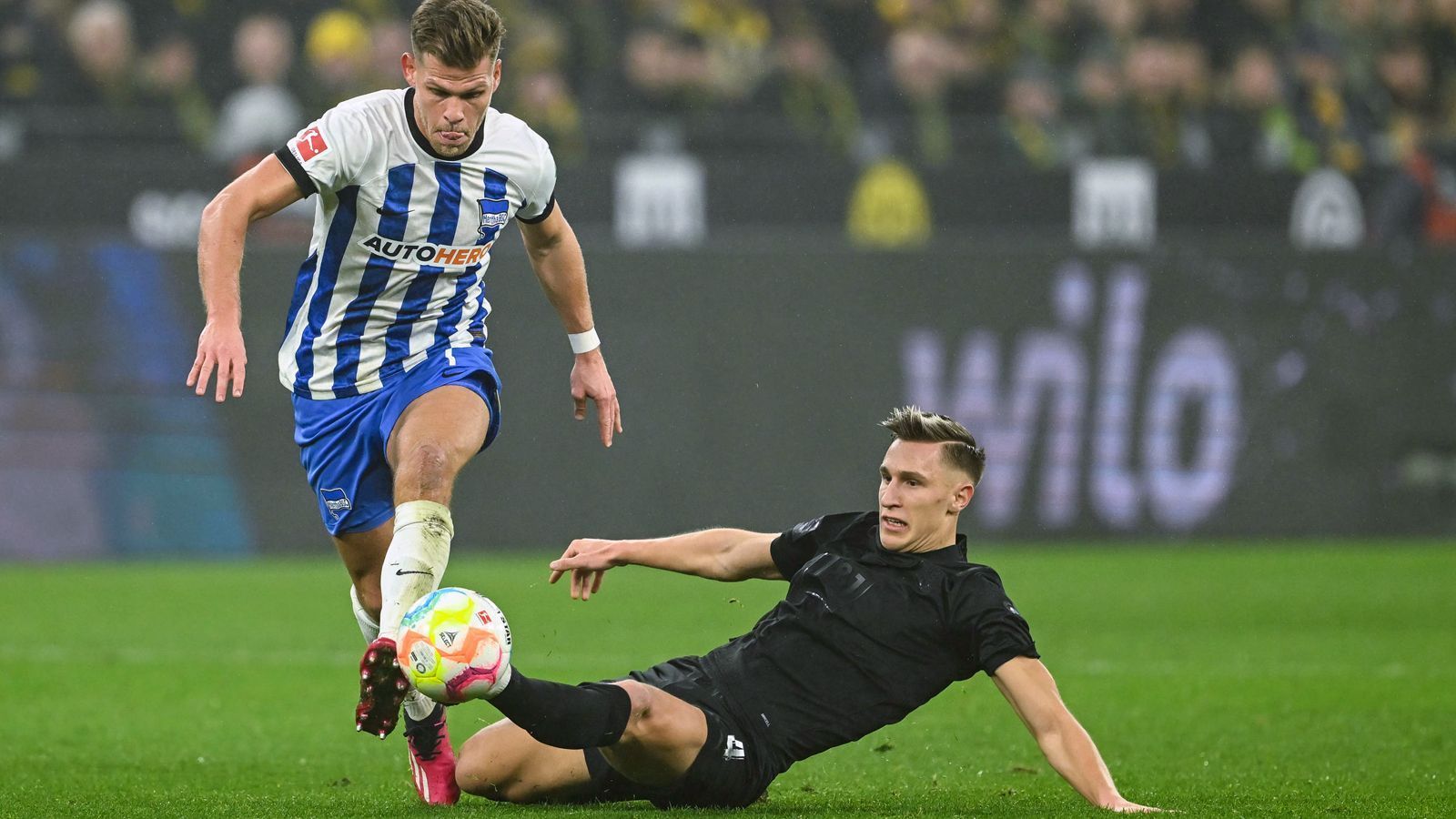 
                <strong>Nico Schlotterbeck</strong><br>
                Hummels-Nebenmann Nico Schlotterbeck pendelt als zumeist direkter Gegenspieler von Niederlechner zwischen Licht und Schatten. Einerseits hat er sehr gute Tacklings dabei, mit denen er dazwischenfegt, andererseits aber auch schwache Zweikampfführung gegen den robusten Niederlechner, wie in der 21. Minute, als dieser sich durchsetzt und anschließend zu einer Schussmöglichkeit kommt. ran-Note: 4
              