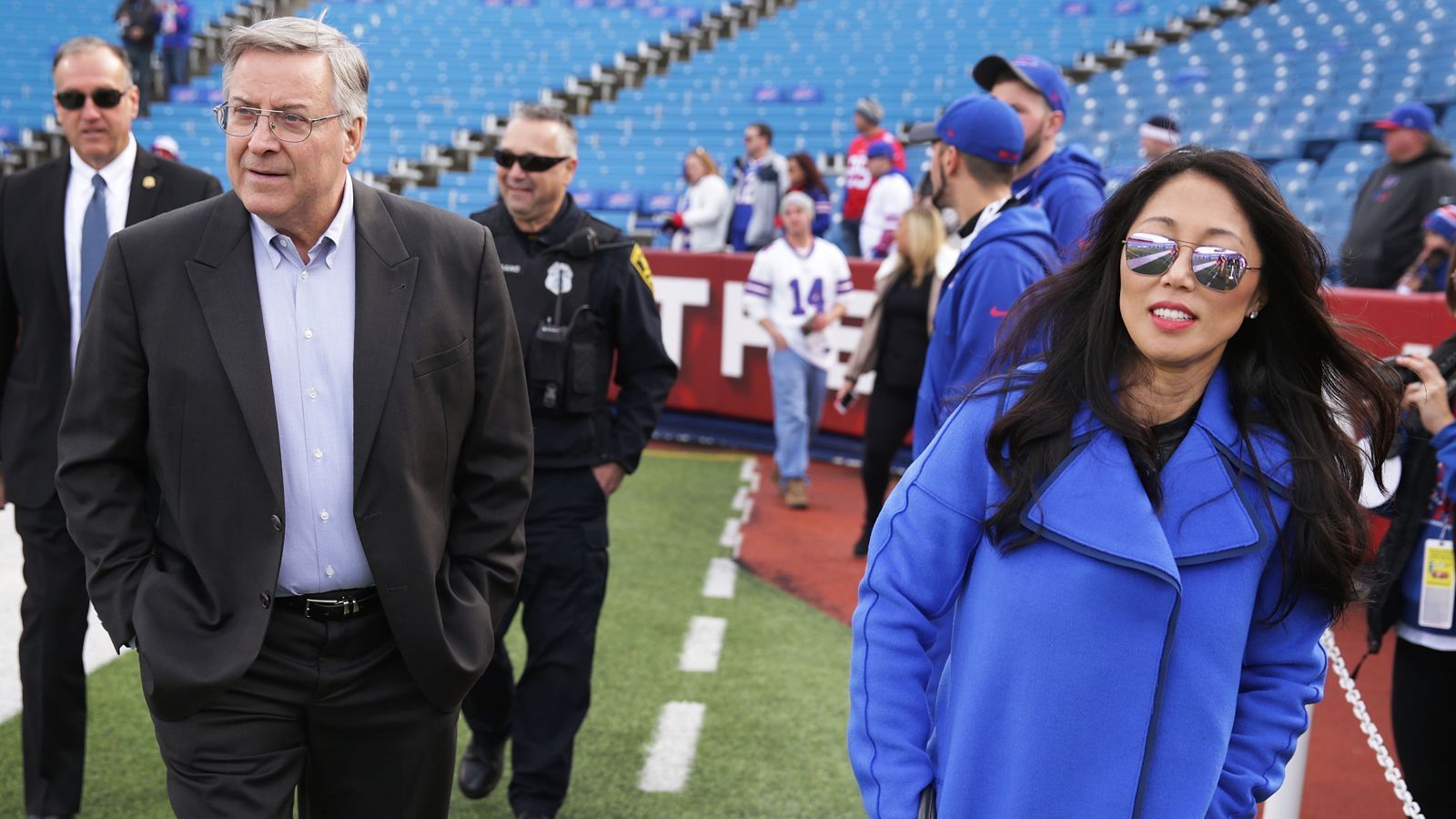 
                <strong>Kim Pegula (Besitzerin Buffalo Bills)</strong><br>
                Zusammen mit ihrem Ehemann Terry Pegula besitzt Kim Pegula die Buffalo Bills. Das Ehepaar kaufte die Bills im Jahr 2014. Sie ist außerdem auch Präsidentin des Unternehmens Pegula Sports and Entertainment, dass neben den Bills unter anderem auch die Geschicke des NHL-Teams Buffalo Sabres lenkt.
              