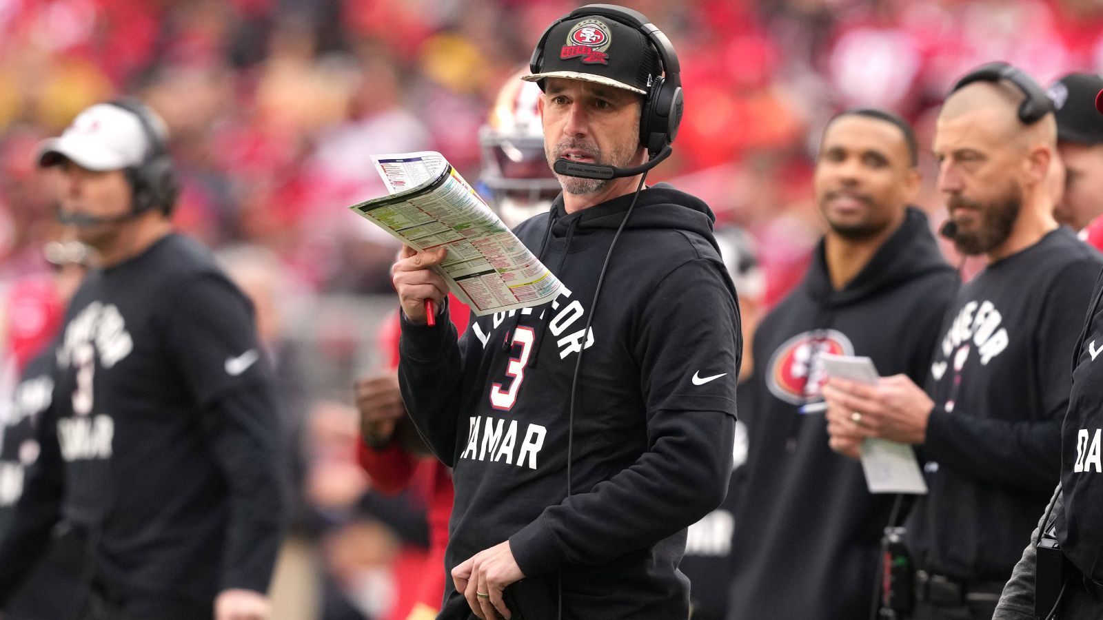 
                <strong>Platz 1: Kyle Shanahan (San Francisco 49ers)</strong><br>
                An der Spitze unserer Liste steht Kyle Shanahan, der die San Francisco 49ers betreut. Ja, die 49ers sind nominell das wohl stärkste Team der NFL und sein Job ist sicher nicht der schwerste. Allerdings: Dieses Super-Team hat sich Shanahan auch selbst zusammengebaut. Sein Team erreichte mit "Mr. Irrelevant" Brock Purdy das NFC Championship Game. Und wer weiß, ob es nicht sogar zu mehr gereicht hätte, wären ihm am Ende nicht die Quarterbacks ausgegangen. Ein verdienter erster Platz.
              