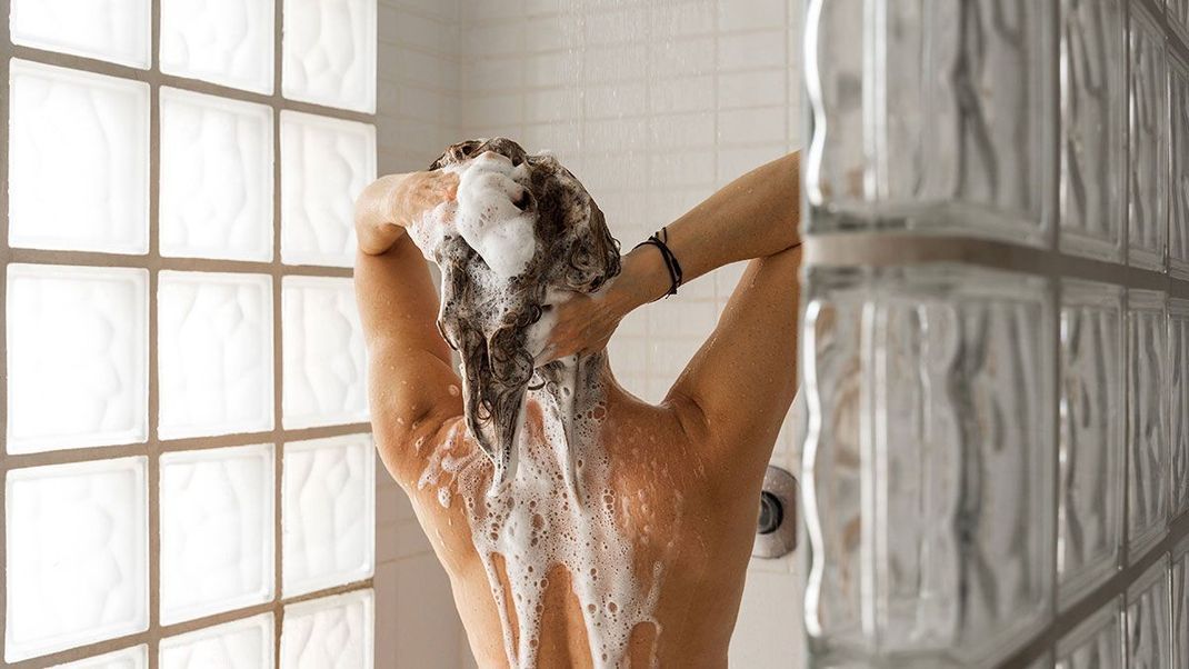 Haare richtig waschen und pflegen - wie ihr Haarschuppen vorbeugen könnt, lest ihr hier.