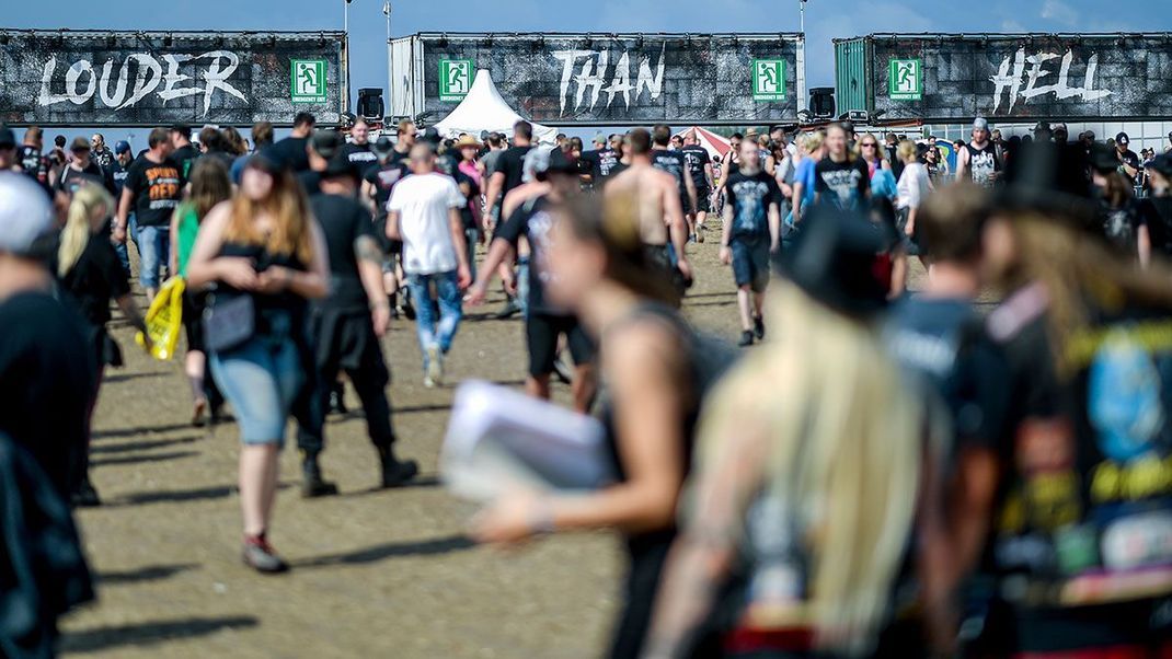 Von Nord, Ost, Süd und West – von überall strömen die Festival-Besucher auf das weltbekannte Rock-Metal Festival, dem Wacken Open Air. Wie reist ihr an?