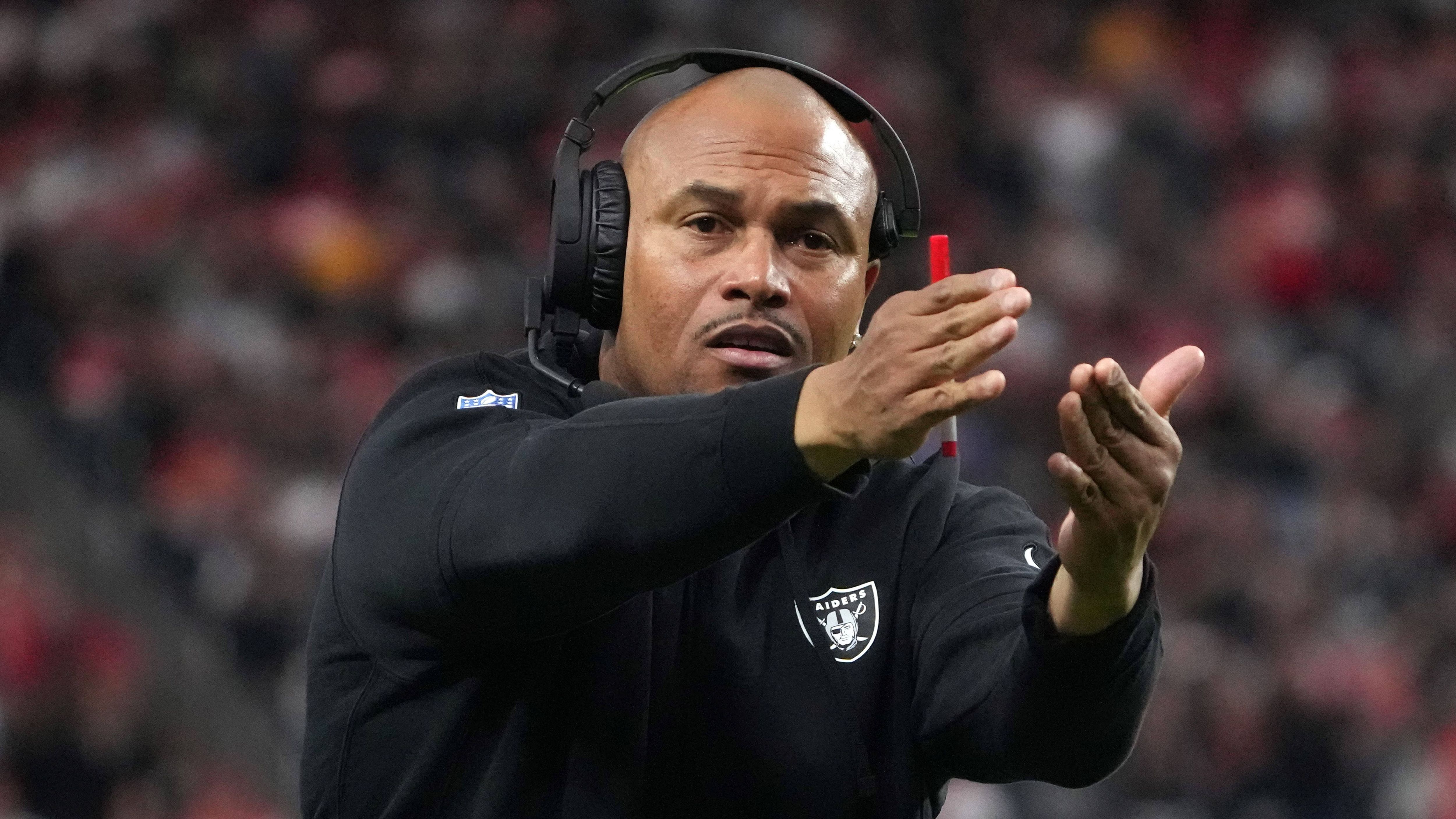 <strong>Platz 29: Las Vegas Raiders um Head Coach Antonio Pierce</strong><br>Antonio Pierce&nbsp;<a href="https://www.ran.de/sports/american-football/nfl/galerien/las-vegas-raiders-antonio-pierce-interimstrainer-head-coach-vorgaenger-erfolge-marrone-mularkey-garrett-347052">überzeugte als Interimstrainer</a>&nbsp;und erhält nun das Vertrauen als Head Coach. Zahlreiche Raiders-Spieler sprachen sich für ihn aus und unterstrichen so seine Führungs-Qualitäten. Allerdings stehen mit Luke Getsy (OC) und Patrick Graham (DC) gleich zwei Koordinatoren unter Vertrag, die zuletzt nicht wirklich überzeugen konnten.&nbsp;&nbsp;