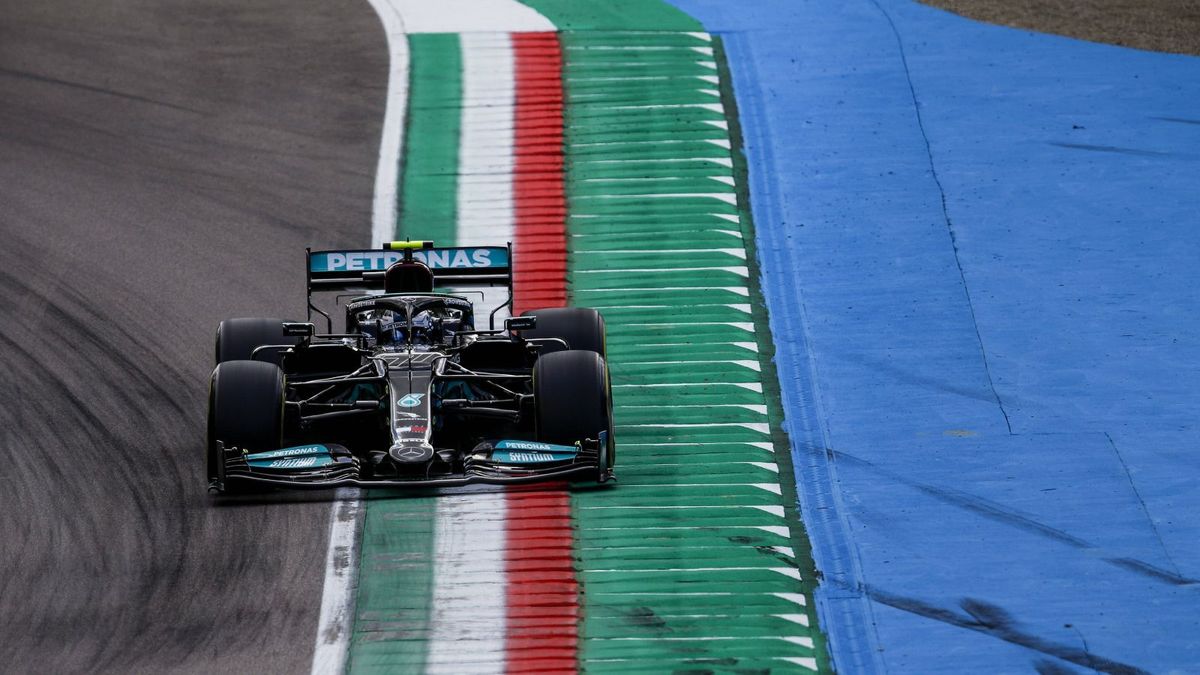 Bottas legt im ersten Training die schnellste Runde hin