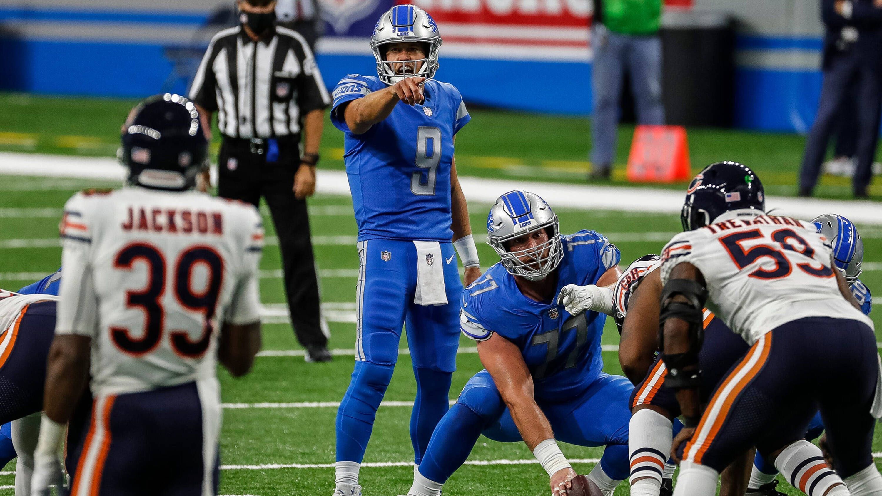 
                <strong>Verlierer: Detroit Lions</strong><br>
                Mit reichlich alten Bekannten aus Patriots-Tagen will Head Coach Matt Patricia sein Defense-Konzept implementieren. Der kollektive Zusammenbruch im vierten Viertel, als man eine 17-Punkte-Führung gegen die Chicago Bears und Mitch Trubisky verspielte, passte da nicht ins gewünschte Bild. Der Aussetzer von Linebacker Jamie Collins, der sich einen angedeuteten Kopfstoß gegen einen Referee erlaubte und dafür völlig zu Recht des Feldes verwiesen wurde, steht sinnbildlich für die zwei Gesichter, die die Lions an diesem Abend präsentierten. Das dann ausgerechnet Rookie-Running-Back De'Andre Swift die Chance hatte, den Abend dennoch zu retten, aber einen einfachen Pass zum Game-Winning-Touchdown fallen ließ – eigentlich eine seiner großen Stärken - komplettierte die völlig diffuse Leistung Detroits im Schlussabschnitt. Gute Ansätze waren bereits in Anästzen in der Vorsaison zu sehen, aber den Lions hapert es weiterhin gehörig an Konstanz.
              