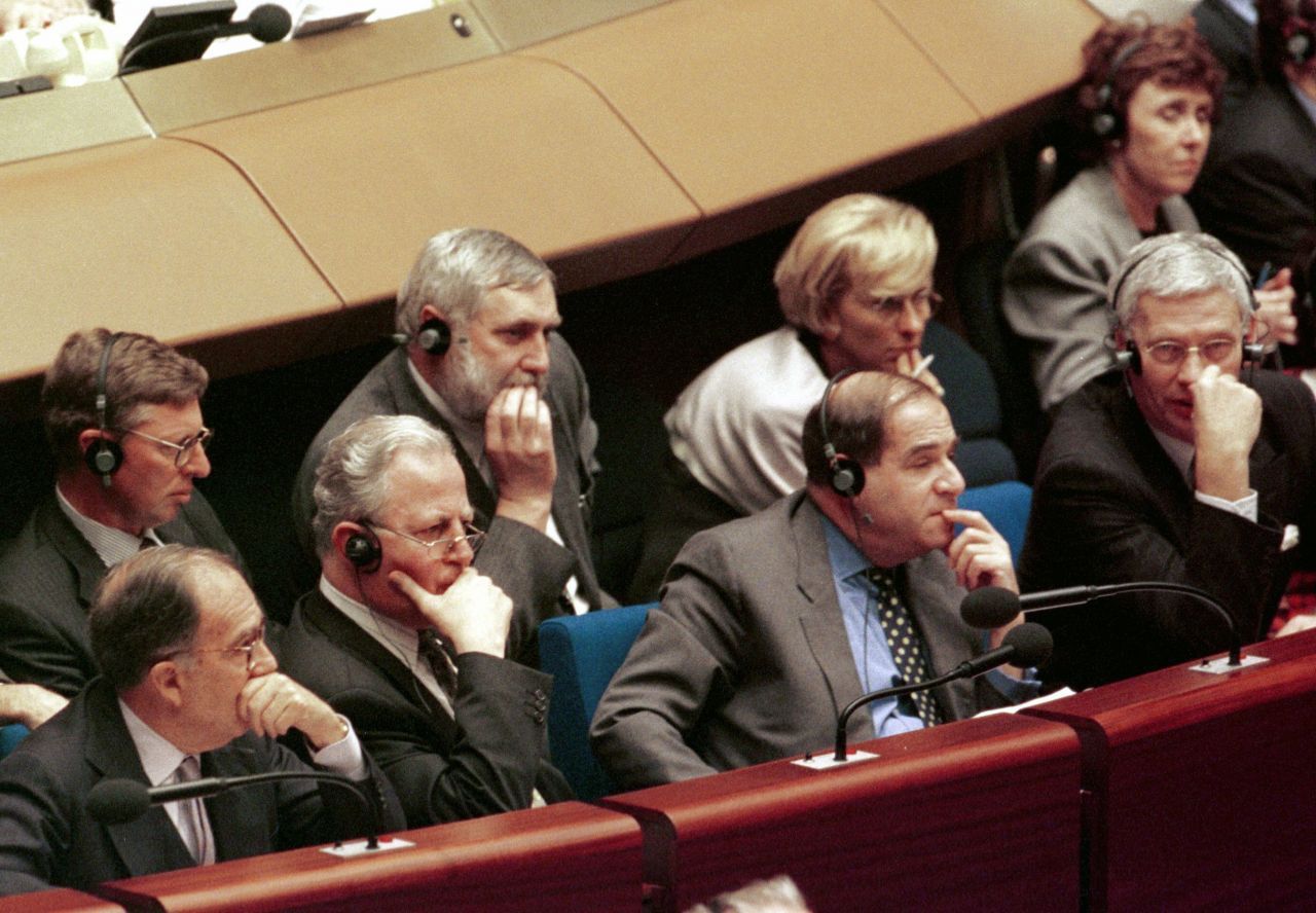 Die EU-Kommission unter Santer tritt zurück: Im März 1999 war die EU-Kommission unter ihrem luxemburgischen Präsidenten Jacques Santer (unten, 2.v.l.) nicht mehr zu halten. Mehrere Kommissare standen unter Betrugs- und Korruptionsverdacht. Hilfsgelder für Bosnien-Herzegowina kamen nie dort an. Vor allem die französische Forschungskommissarin Edith Cresson (oben rechts) soll Freunden Posten und Verträge zugeschachert haben. Na