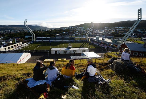 
                <strong>Schmuckes Kästchen</strong><br>
                Mal wieder ein Spiel der etwas anderen Art. Die WM-Qualifikation führt die deutsche Elf in den Nordatlantik auf die Färöer-Inseln. Das Stadion ist nicht das, was die meisten Profis gewohnt sind - aber sicher eine interessante Abwechslung
              