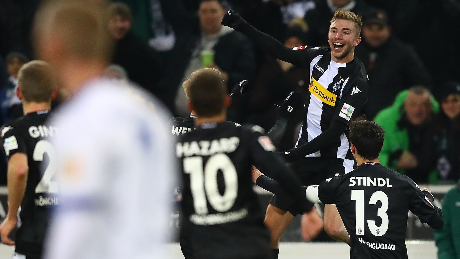 
                <strong>Platz 3: Christoph Kramer</strong><br>
                Christoph Kramer wechselte zur Saison 2013/14 zunächst auf Leihbasis von Bayer Leverkusen zur Borussia. In Gladbach wurde er schnell Stamm- und dann auch Nationalspieler sowie 2014 auch Weltmeister, inklusive K.o. im Finale. Er kehrte 2015/16 nach dem Ende der Leihe zu Bayer zurück, wechselte dann aber nach nur einem Jahr für 15 Millionen Euro wieder von Bayer zur Borussia. Seit seiner Zeit bei den Fohlen stand er in 143 Spielen auf dem Feld, erzielte acht Tore und legte zehn weitere auf.
              