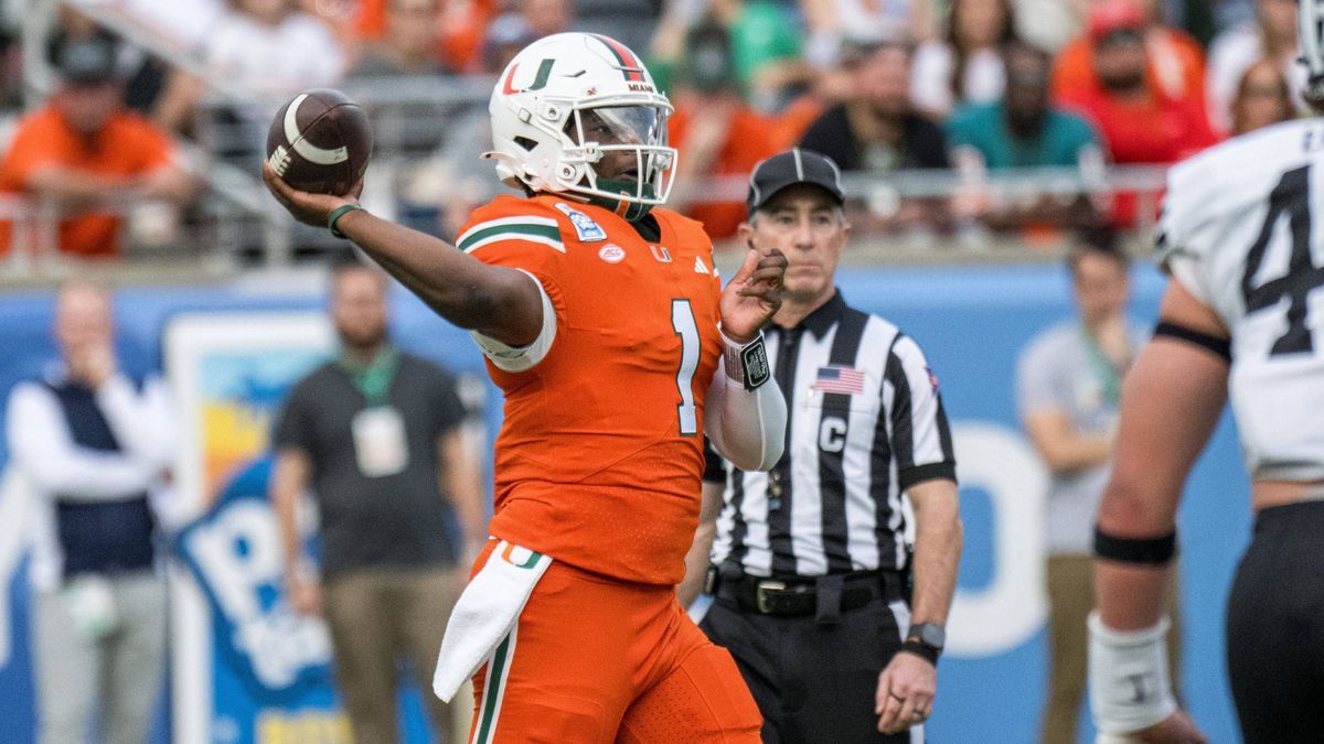 December 28, 2024: Miami Hurricanes quarterback Cam Ward (1) during the Pop Tarts Bowl in Orlando, FL. Romeo T Guzman Cal Media Orlando USA - ZUMAcg2_ 20241228_faf_cg2_034 Copyright: xRomeoxGuzmanx