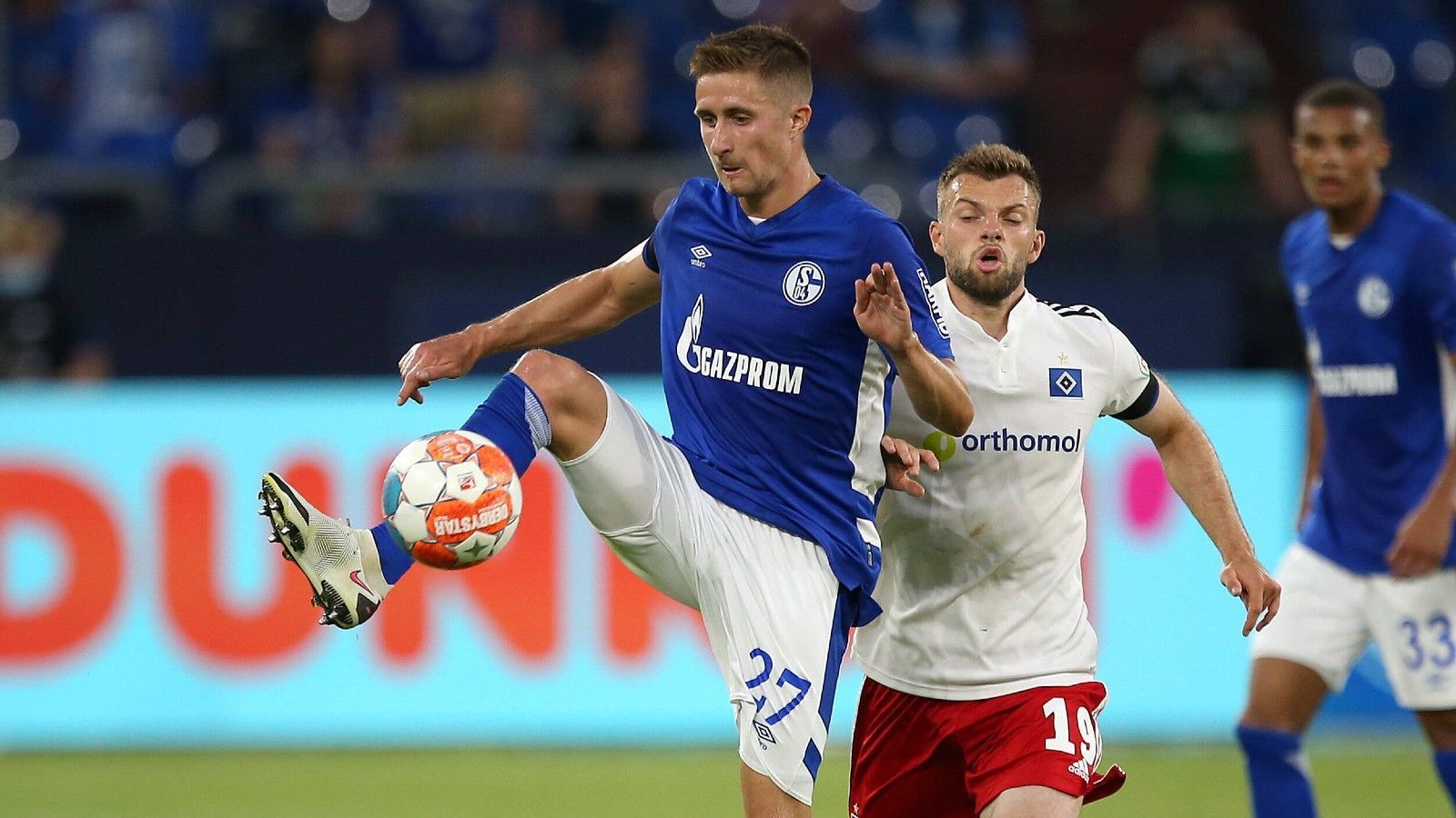 
                <strong>Reinhold Ranftl (FC Schalke 04)</strong><br>
                Für den Österreicher, den S04 in der Sommerpause aus Linz holte, ist das Duell gegen den HSV in eher unauffälliges Debüt Ranftls. Der ansonsten so antritts- und offensivstarke Außenbahnspieler fokussiert sich fast nur auf die Defensive, macht dabei aber einen stabilen Eindruck. ran-Note: 3
              