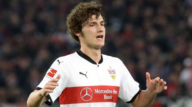 
                <strong>Abwehr - Benjamin Pavard (VfB Stuttgart)</strong><br>
                Während Lafont und Upamecano noch vom französischen A-Nationalteam träumen, ist dies für Stuttgarts Benjamin Pavard seit Kurzem Realität. Der 21 Jahre alte Verteidiger debütierte zuletzt beim 2:0-Sieg im Testspiel gegen Wales für die Grande Nation. Kein Wunder, dass der VfB trotz eines bis 2020 laufenden Vertrages versucht, diesen vorzeitig zu verlängern. "Es wird eine Her­aus­for­de­rung sein, ihn lang­fris­tig in Stutt­gart zu hal­ten. Aber wir su­chen Lö­sun­gen", sagte Sportvorstand Michael Reschke kürzlich der "Bild". Bereits im Sommer 2017 soll RB Leipzig Interesse am Jung-Nationalspieler gehabt haben. Durch seinen ersten Auftritt für Frankreich dürften es künftig wohl eher nicht weniger Interessenten werden.
              