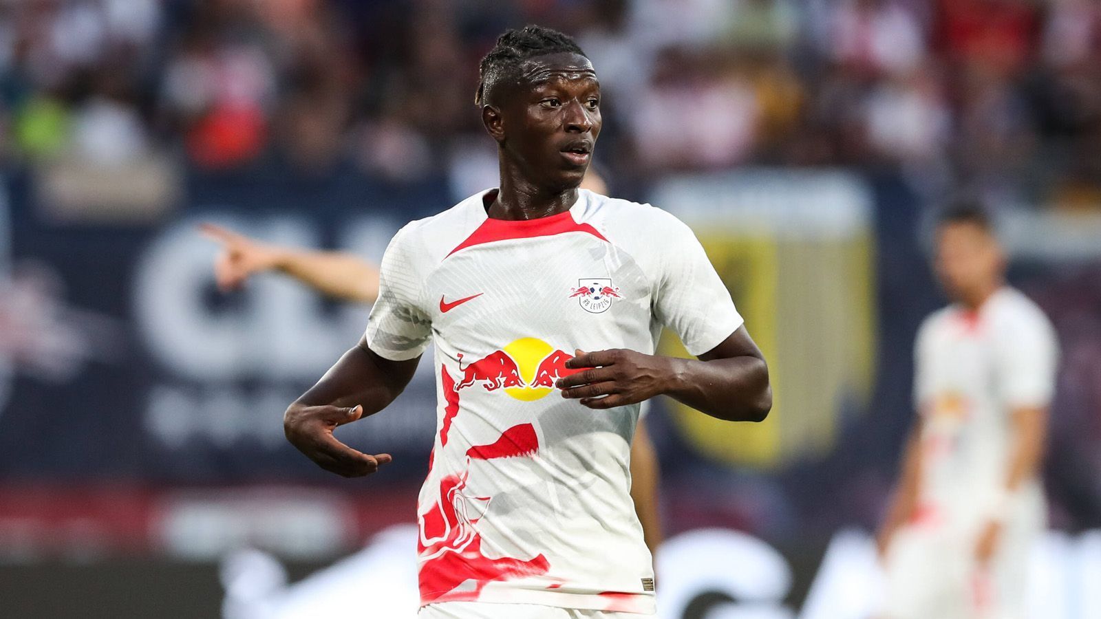 
                <strong>Amadou Haidara</strong><br>
                Amadou Haidara ließen sich die Leipziger 2019 19 Millionen Euro kosten. Der Nationalspieler Malis konnte sich nie als absolute Stammkraft bei den Sachsen festspielen, absolvierte mittlerweile aber schon über 100 Pflichtspiele für RBL. Sein Vertrag in Leipzig läuft noch bis 2025.
              